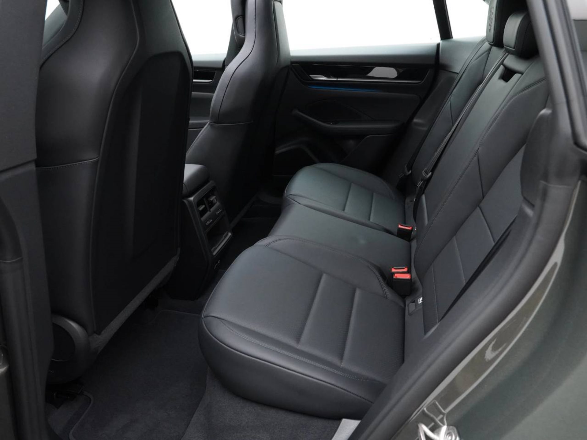 PORSCHE Macan 4-image-28