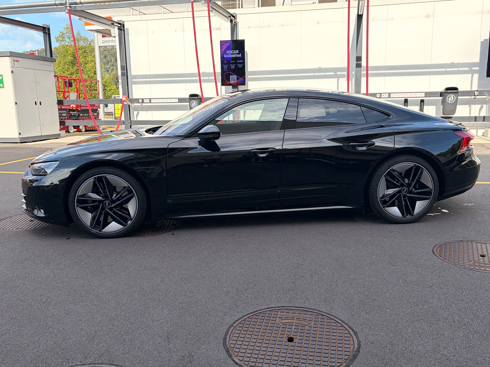 AUDI RS e-tron GT quattro-image-1