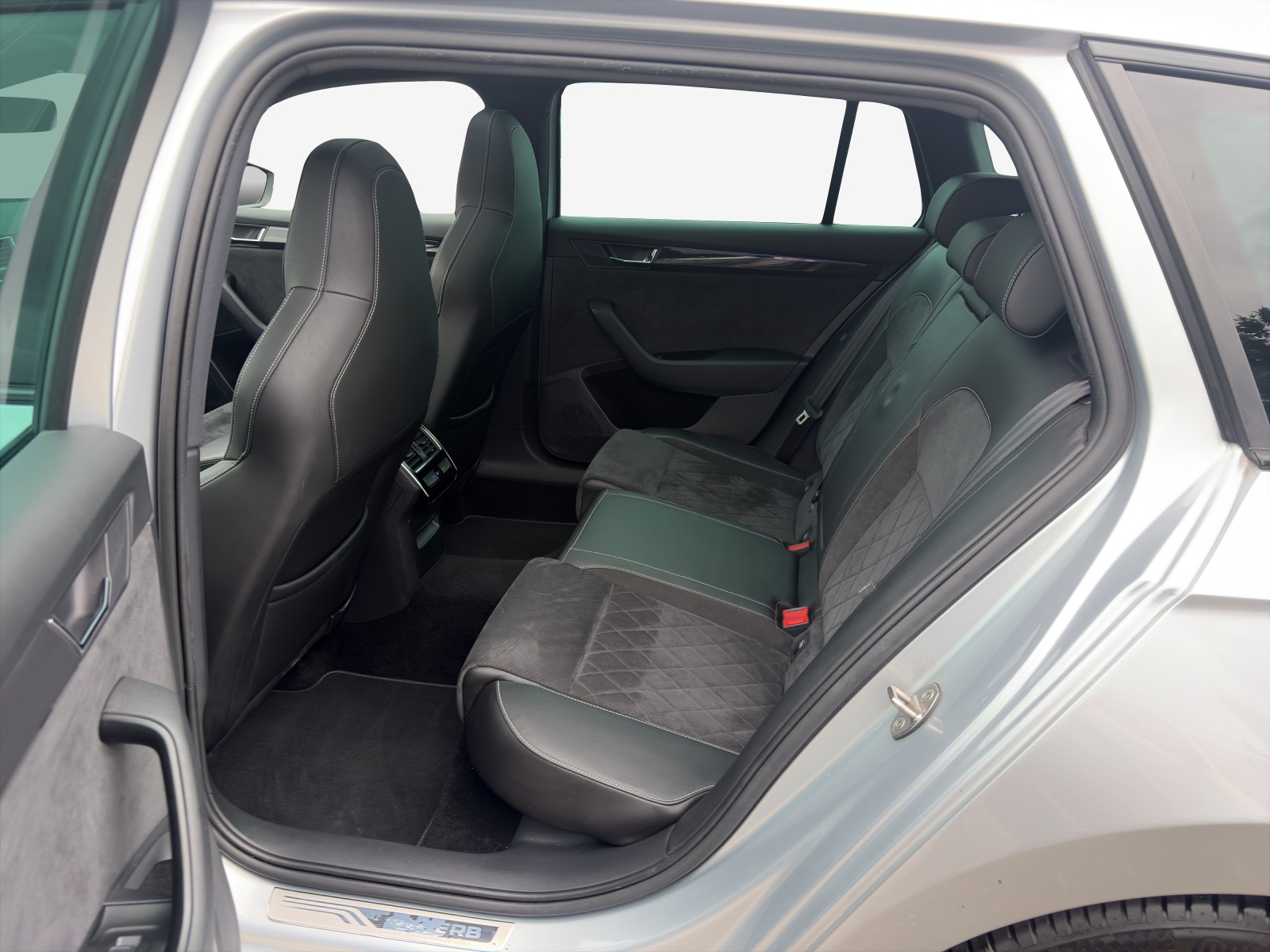 SKODA Superb Combi 2.0 TSI SportLine+ DSG 4x4-image-11