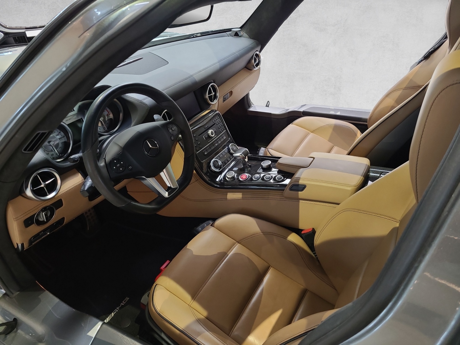 MERCEDES-BENZ SLS 63 AMG Coupé-image-12