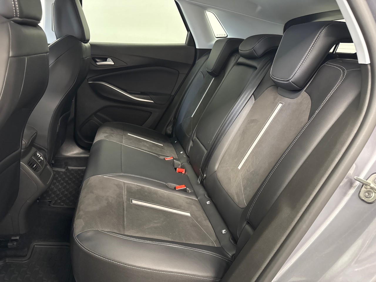 OPEL Grandland 1.6 Hybrid4 GSe Automatik-image-4