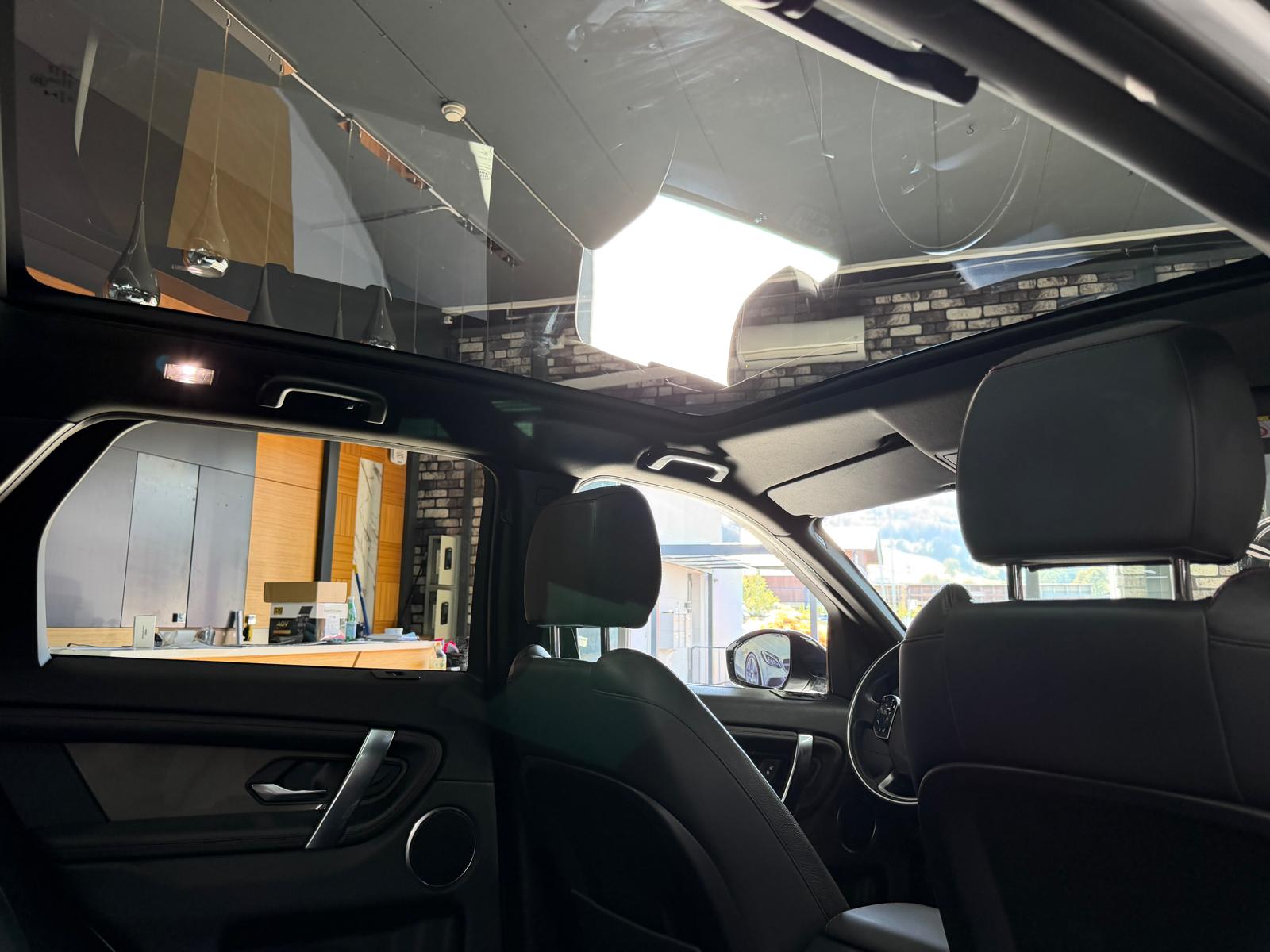 LAND ROVER Discovery Sport R Dynamic Limited White&Black Edition P200 2.0 Si4 MHEV S AT9-image-12