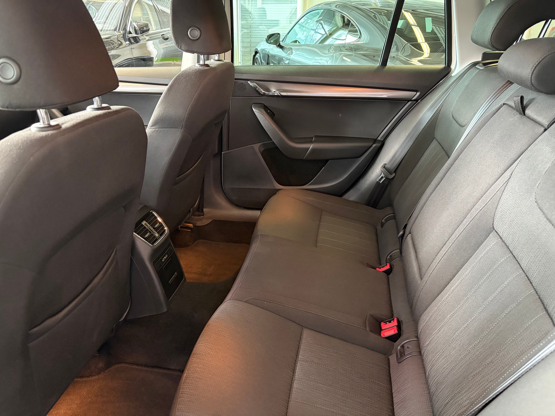 SKODA Octavia Combi 1.5 TSI Style DSG | Leichter Hagelschaden | SEHR GEPFLEGT | Windschutzscheibe Neu |-image-20