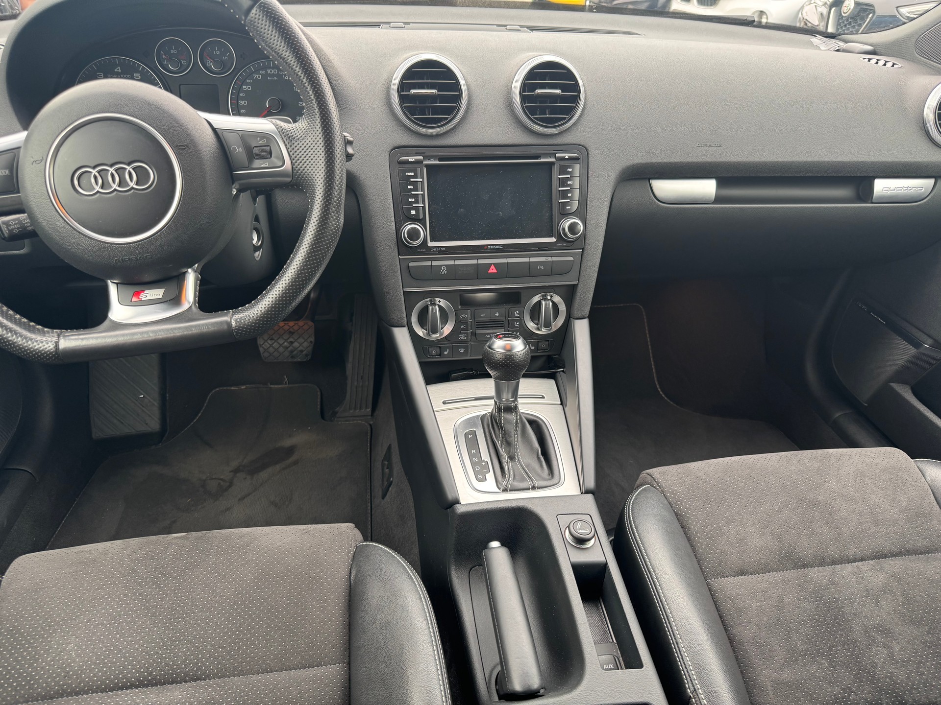 AUDI A3 Sportback 2.0 TFSI Ambiente quattro S-tronic-image-6
