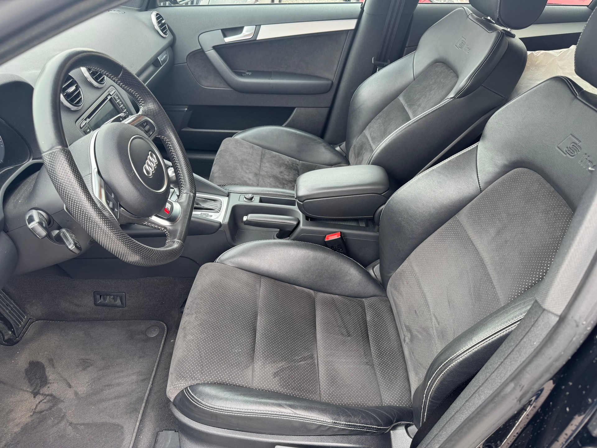 AUDI A3 Sportback 2.0 TFSI Ambiente quattro S-tronic-image-7