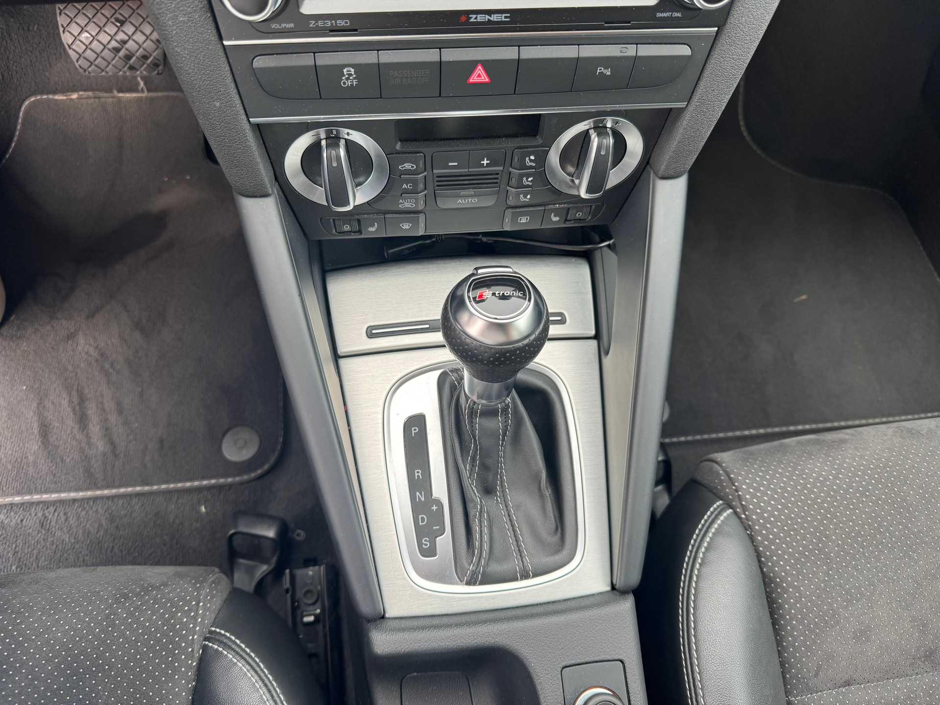 AUDI A3 Sportback 2.0 TFSI Ambiente quattro S-tronic-image-8