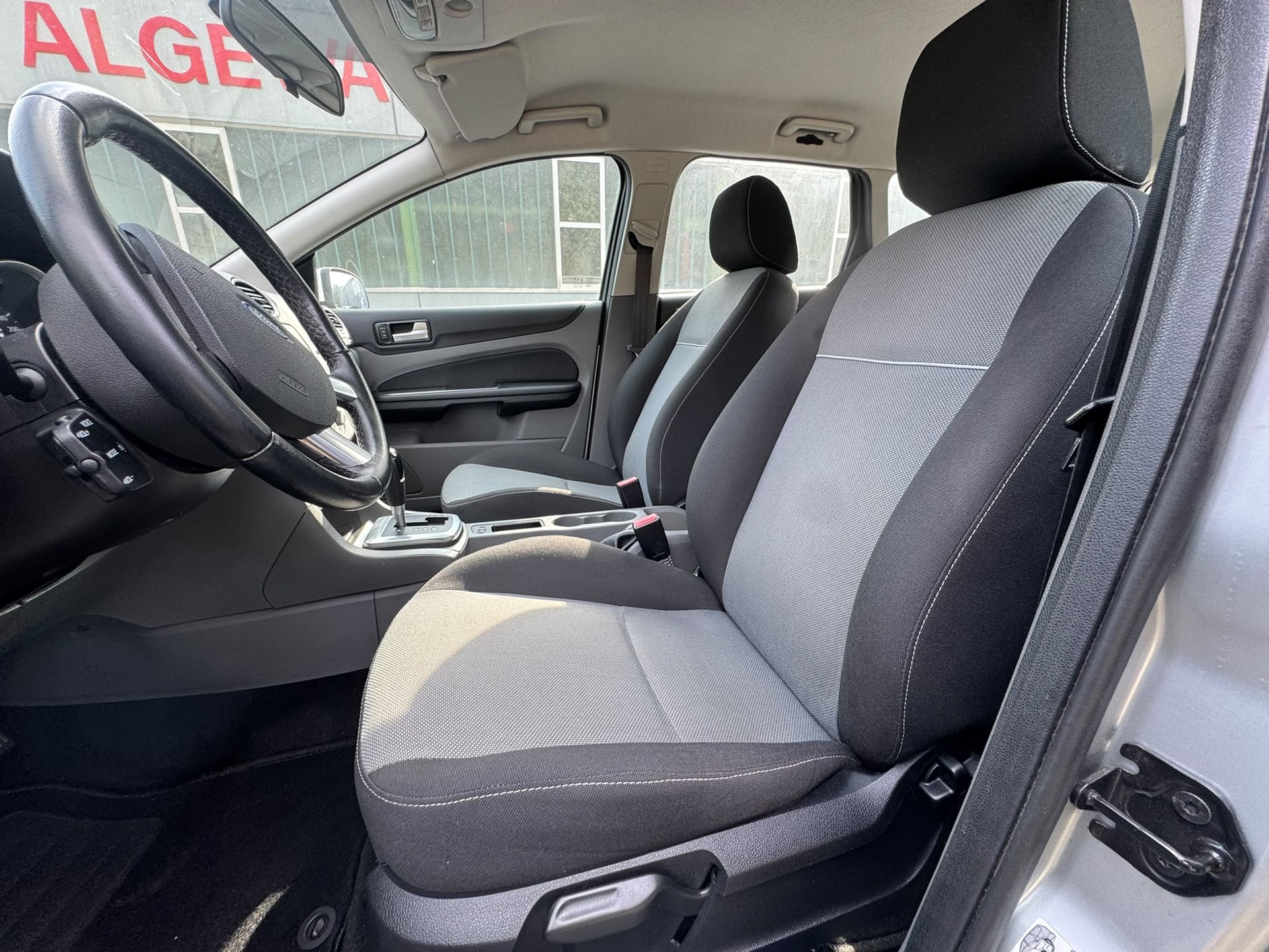 FORD Focus 2.0i Carving Automatic-image-18