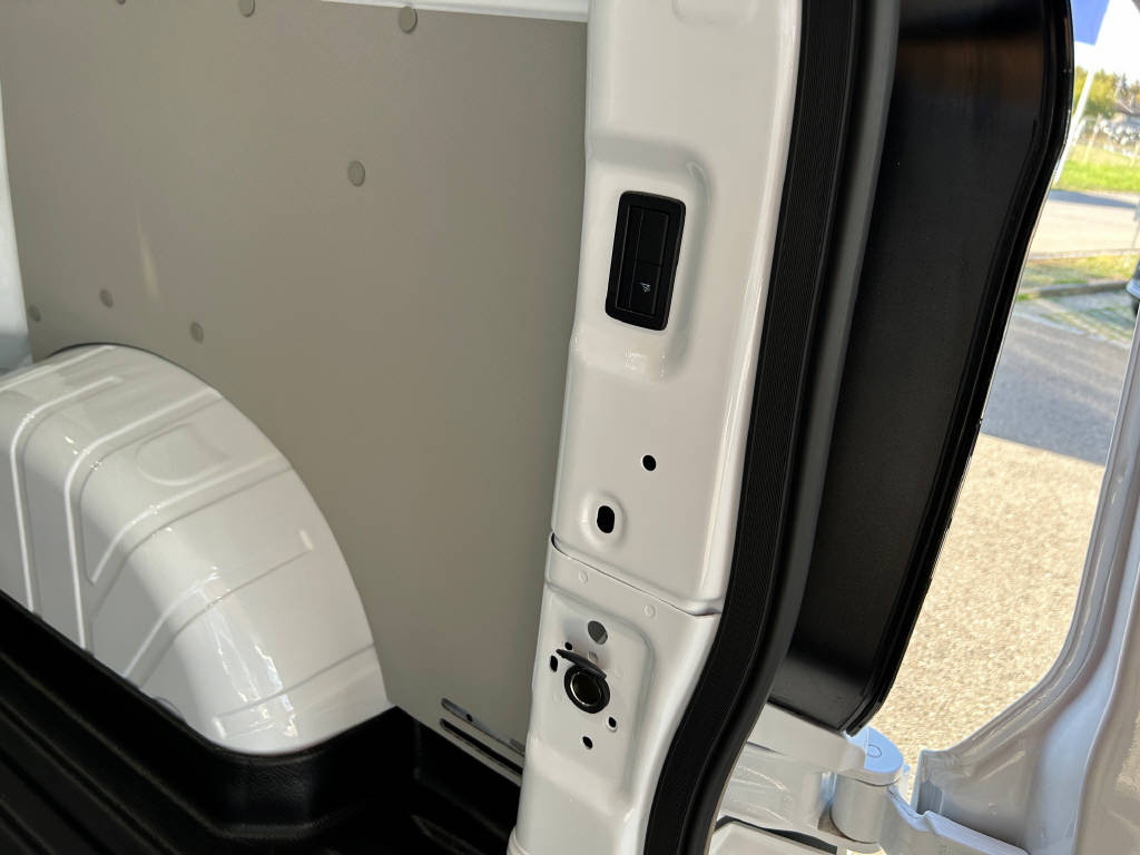 FORD Transit Custom Van 320 L1 2.5 Duratec 233 Trend PHEV-image-6