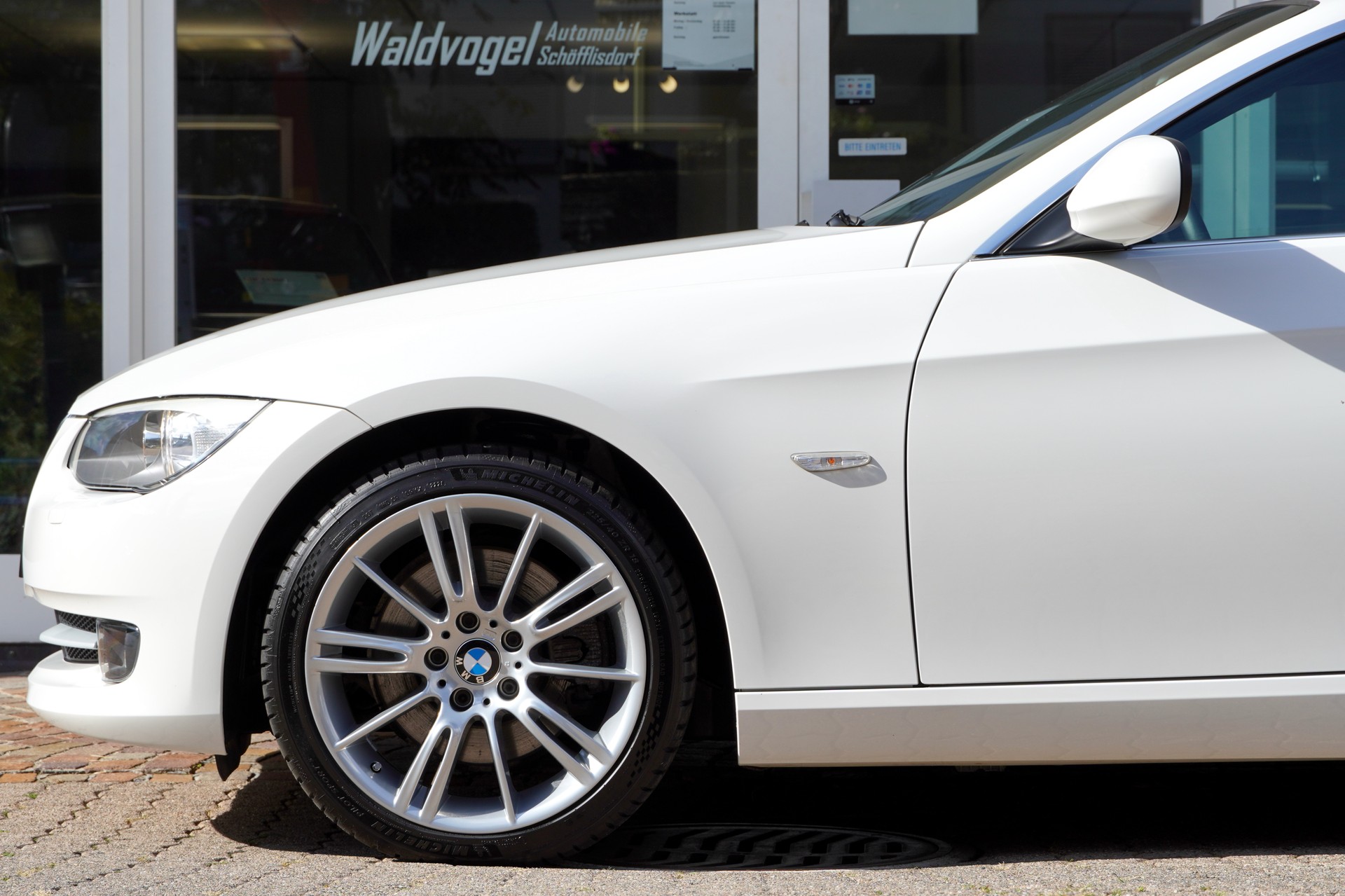 BMW 325i Cabriolet-image-4
