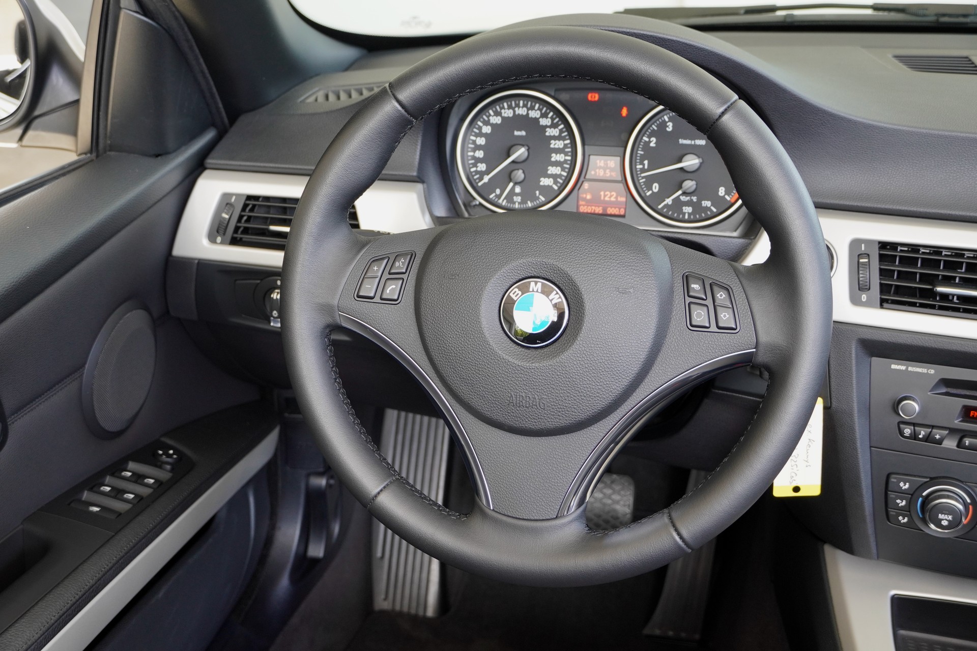BMW 325i Cabriolet-image-14