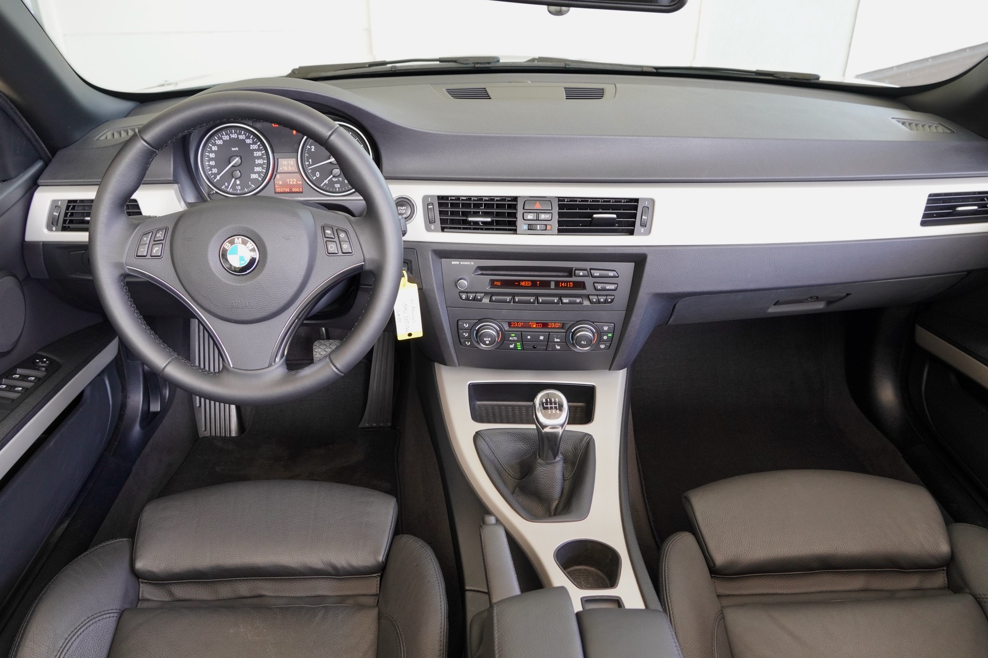 BMW 325i Cabriolet-image-13