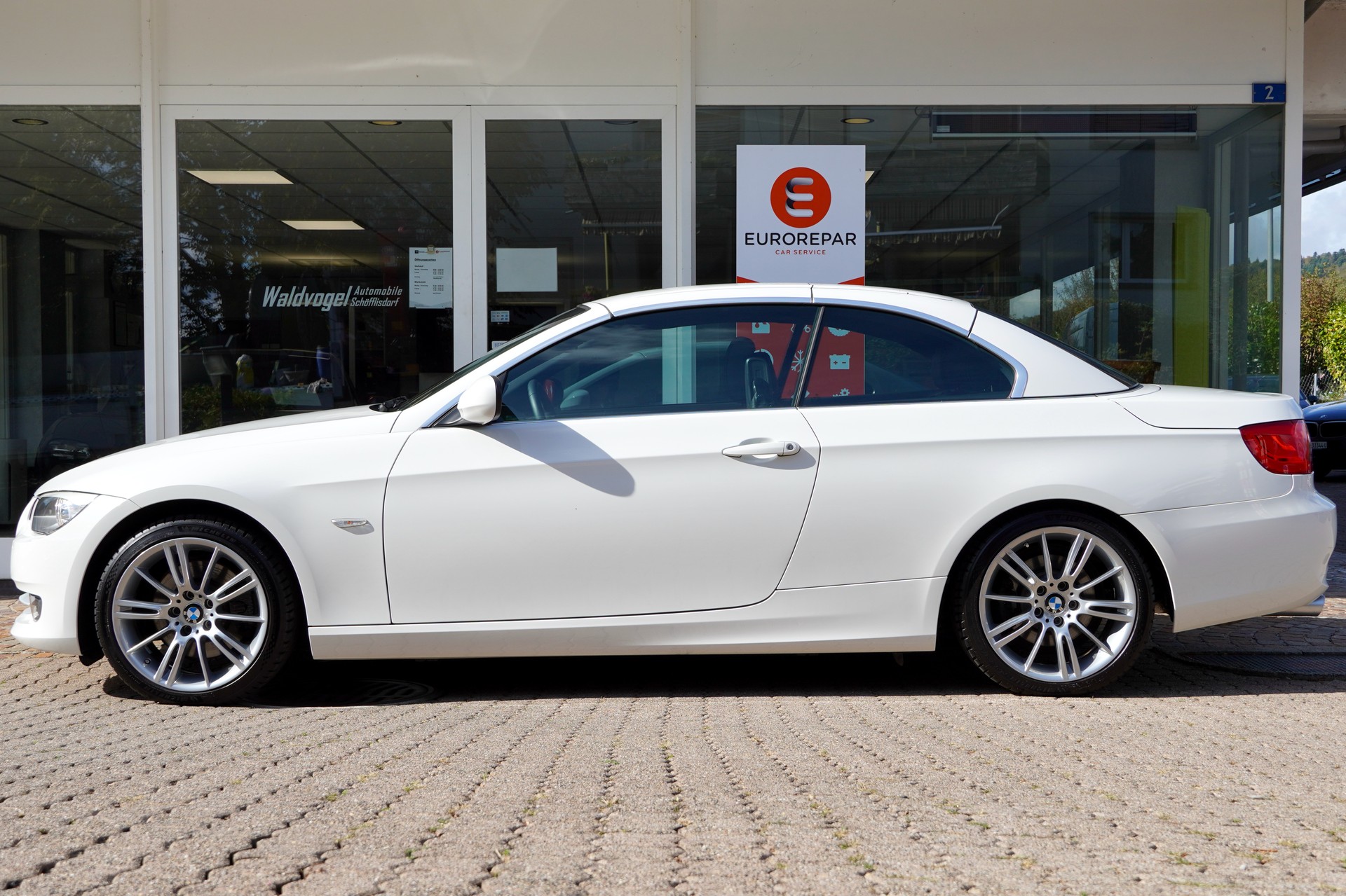 BMW 325i Cabriolet-image-3