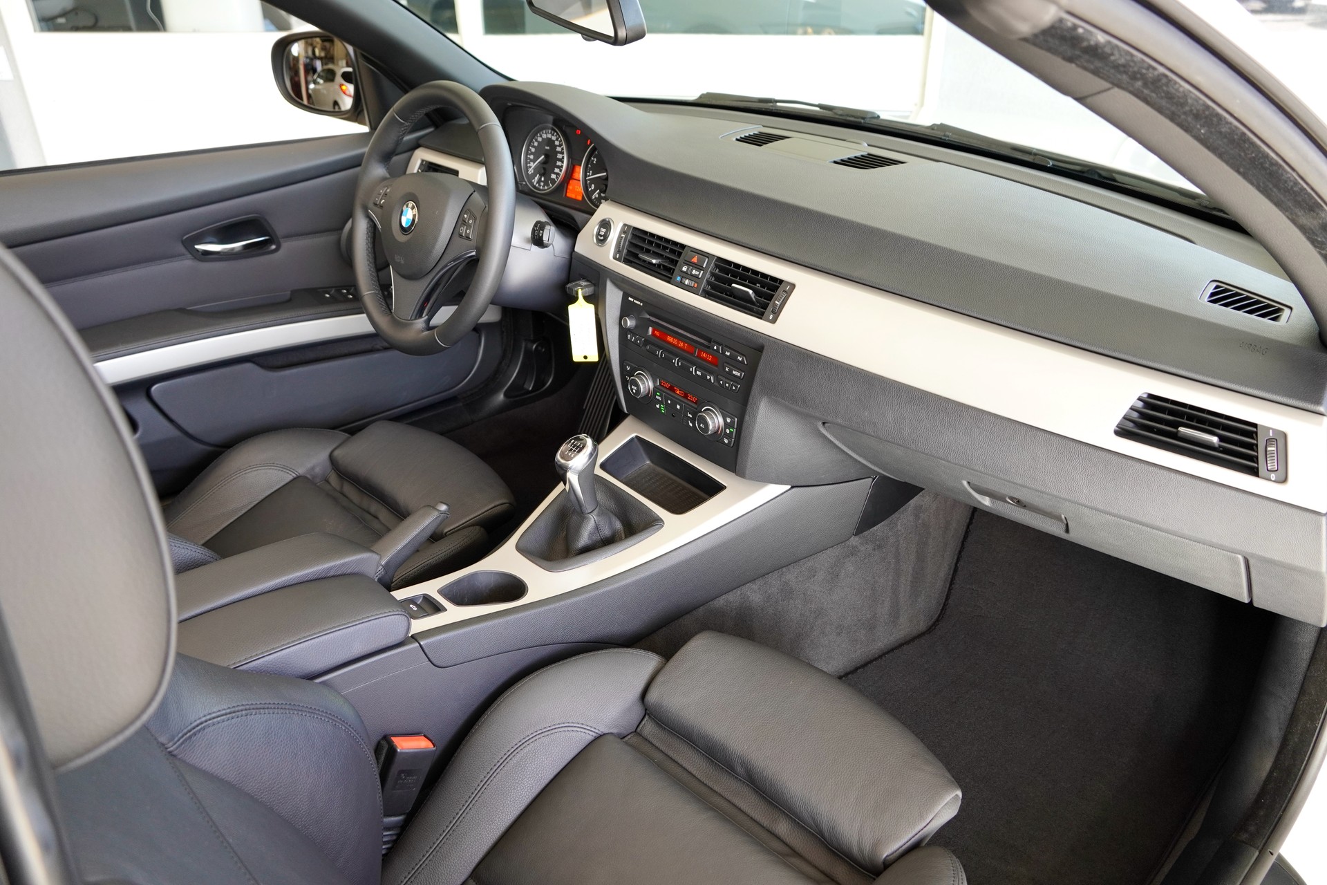 BMW 325i Cabriolet-image-11