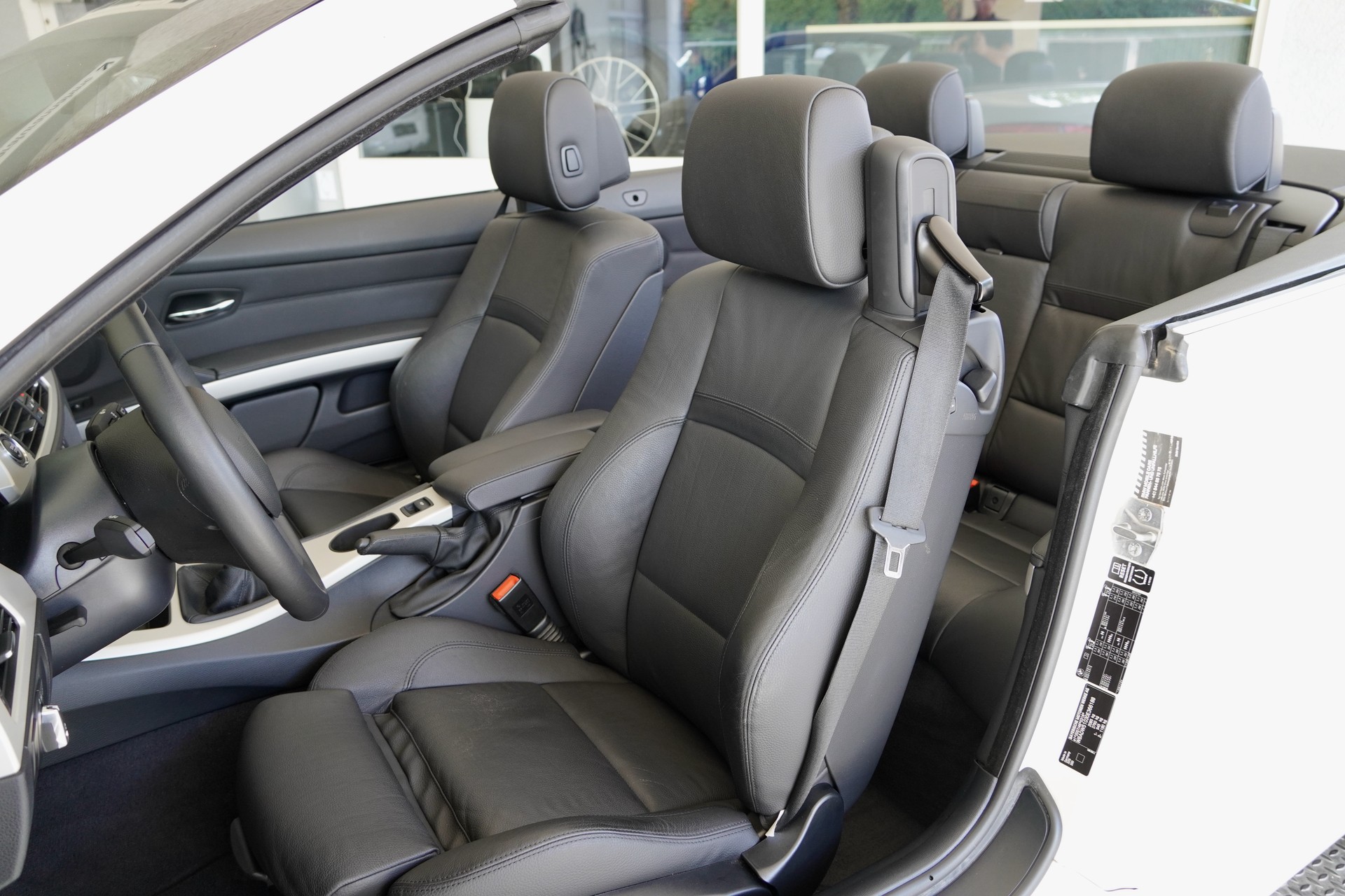 BMW 325i Cabriolet-image-9