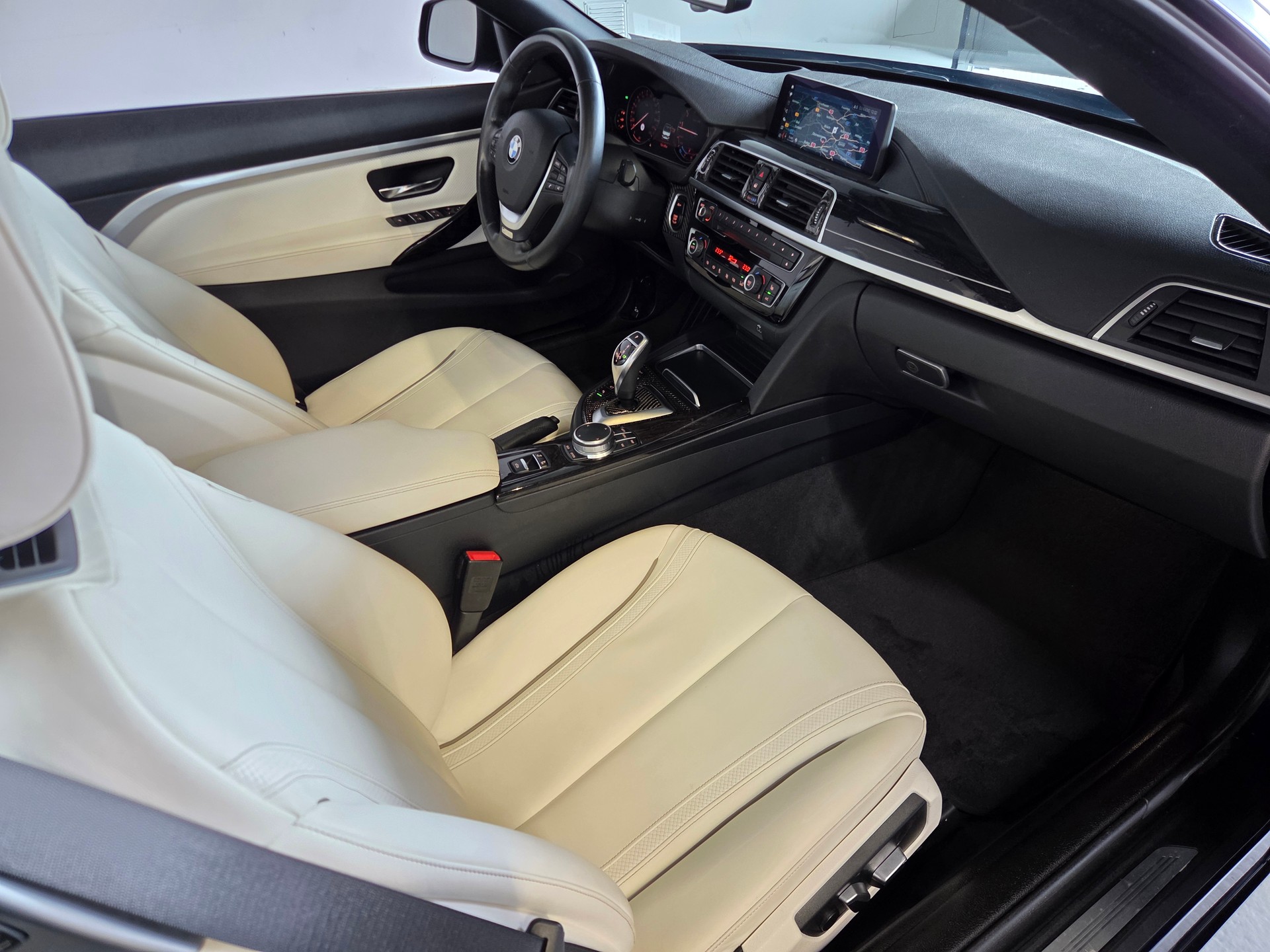 BMW 430i xDrive Cabrio Individual-image-13