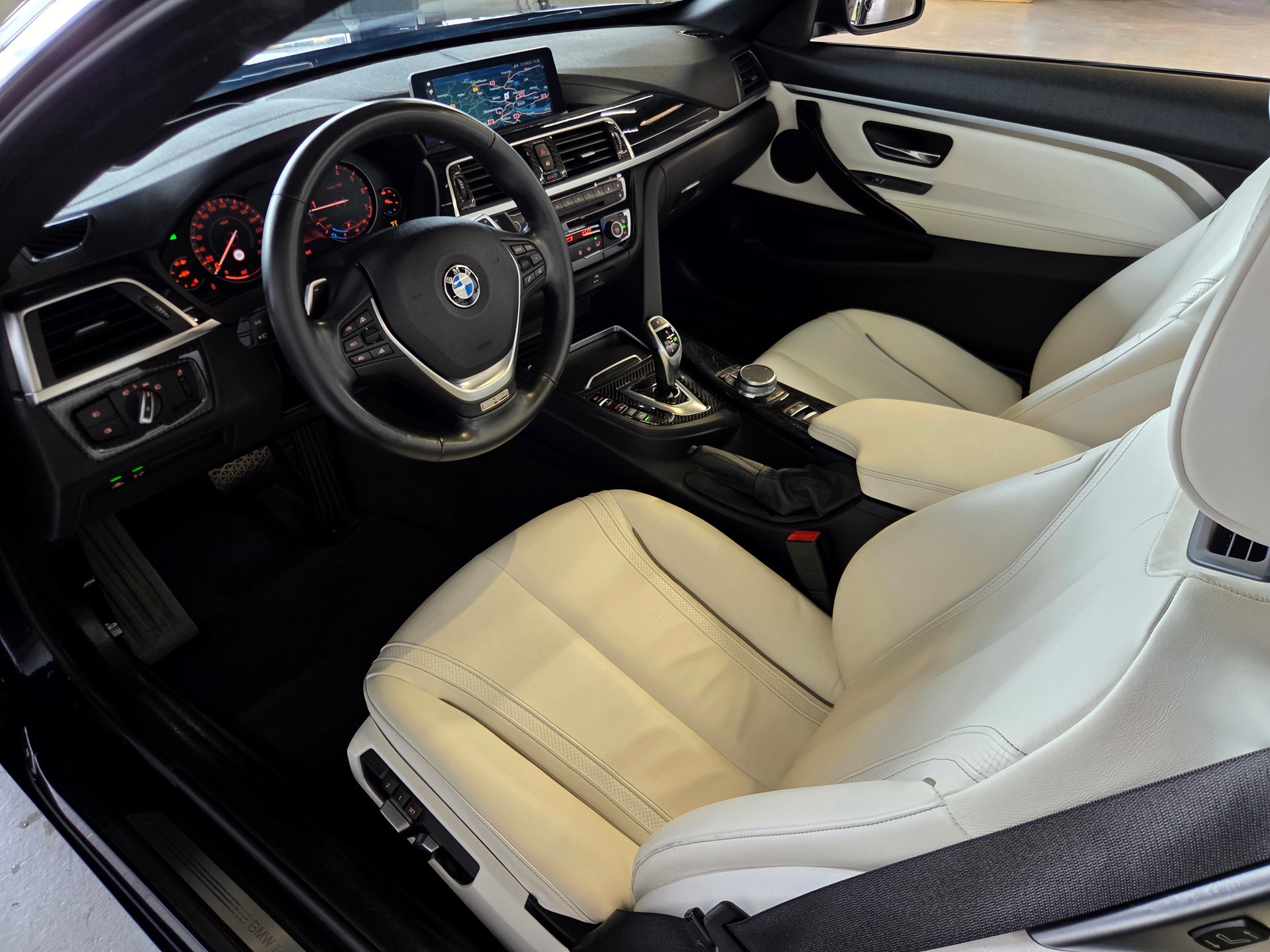 BMW 430i xDrive Cabrio Individual-image-11