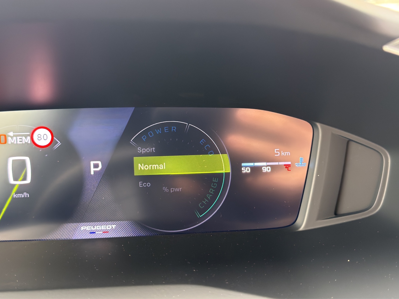PEUGEOT 2008 1.2 Hybrid Envy-image-8