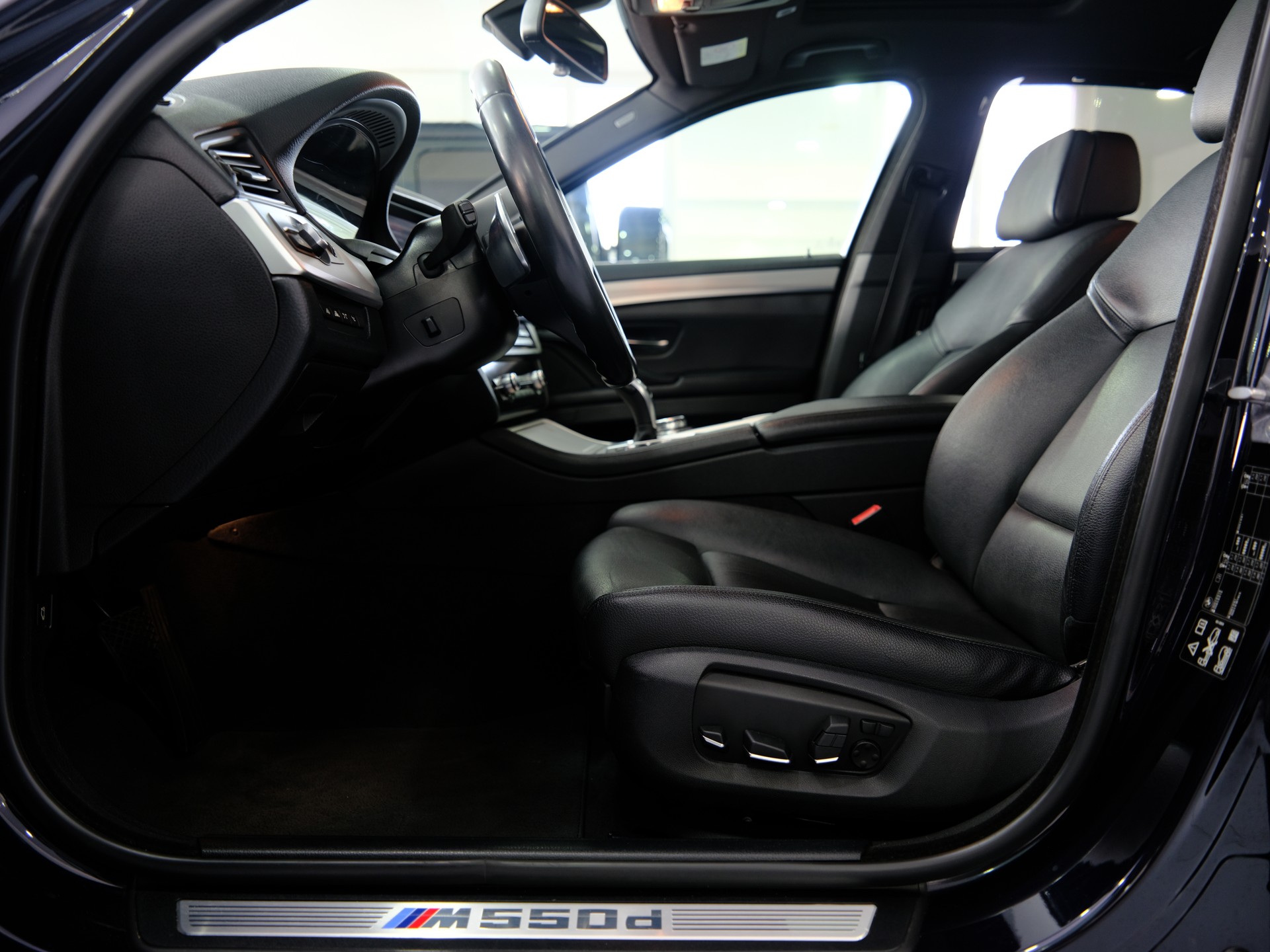BMW M550d xDrive Steptronic *360° Kamera* *Memory Sitze*-image-14