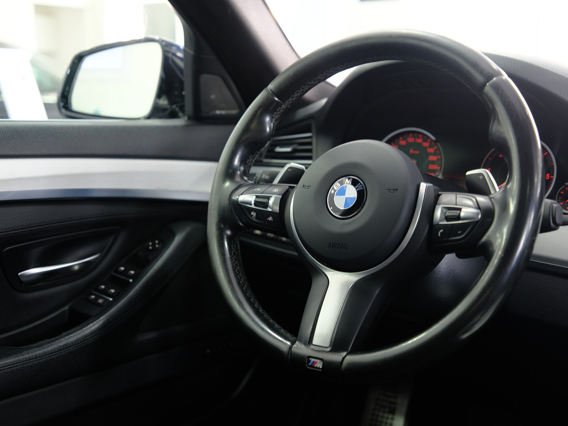 BMW M550d xDrive Steptronic *360° Kamera* *Memory Sitze*-image-24