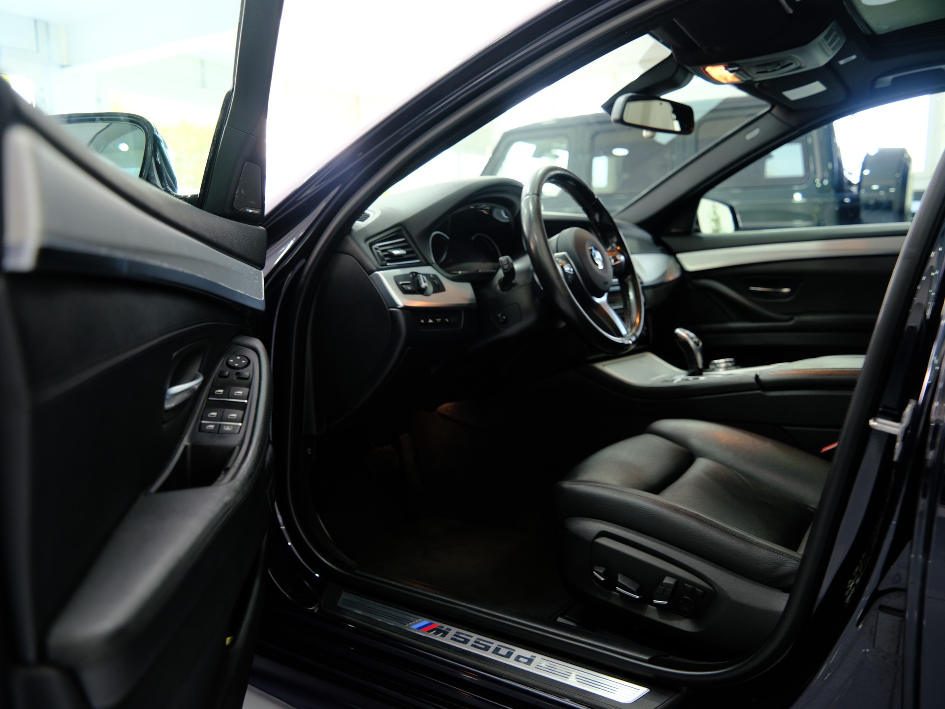 BMW M550d xDrive Steptronic *360° Kamera* *Memory Sitze*-image-13