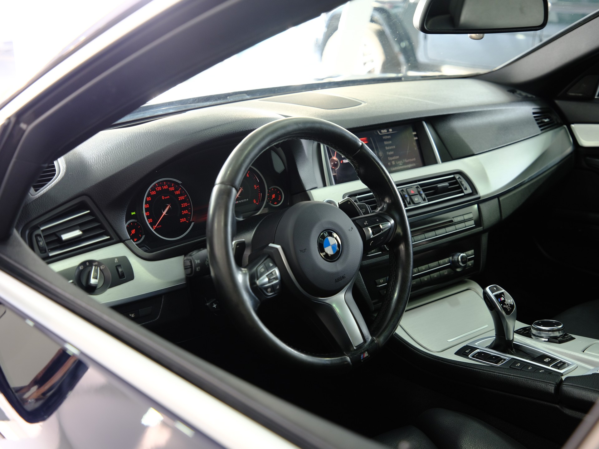 BMW M550d xDrive Steptronic *360° Kamera* *Memory Sitze*-image-12