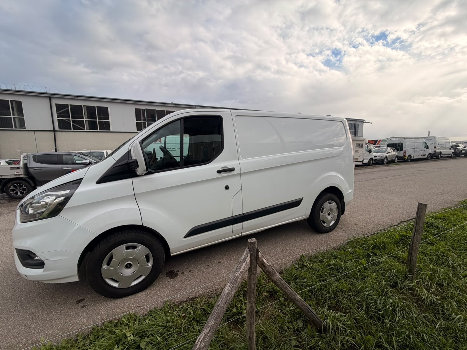 FORD Transit Custom Van 300 L1H1-image-4