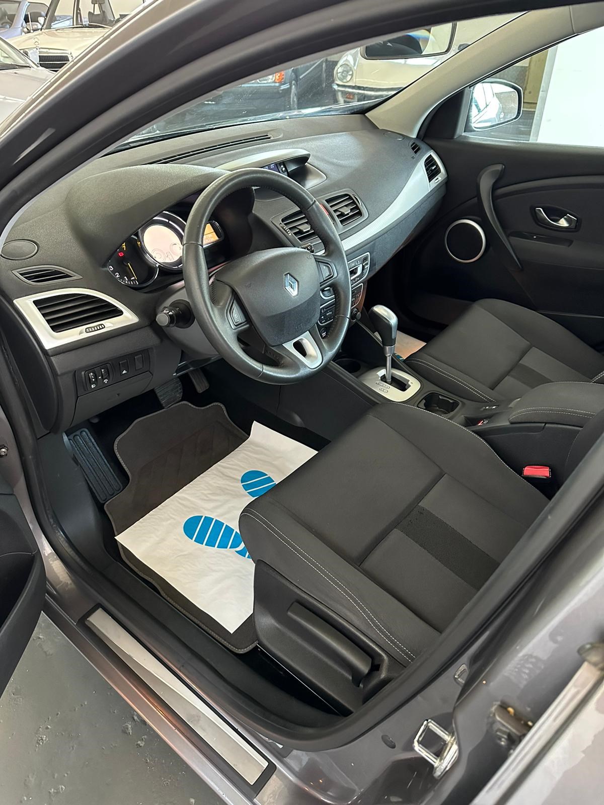 RENAULT Mégane 2.0 16V Dynamique CVT-image-10