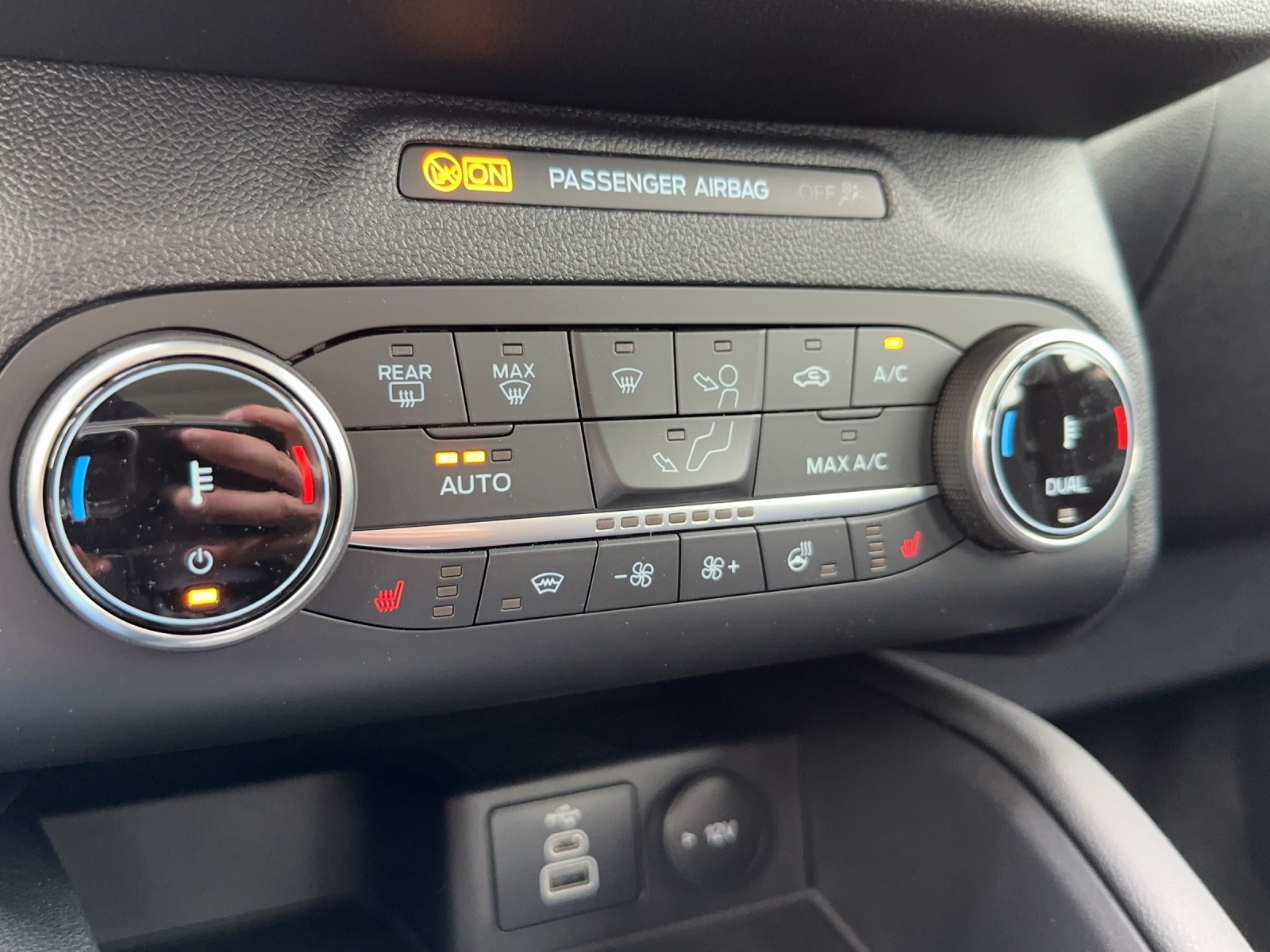 FORD Kuga 2.5 FHEV Titanium 4WD-image-14