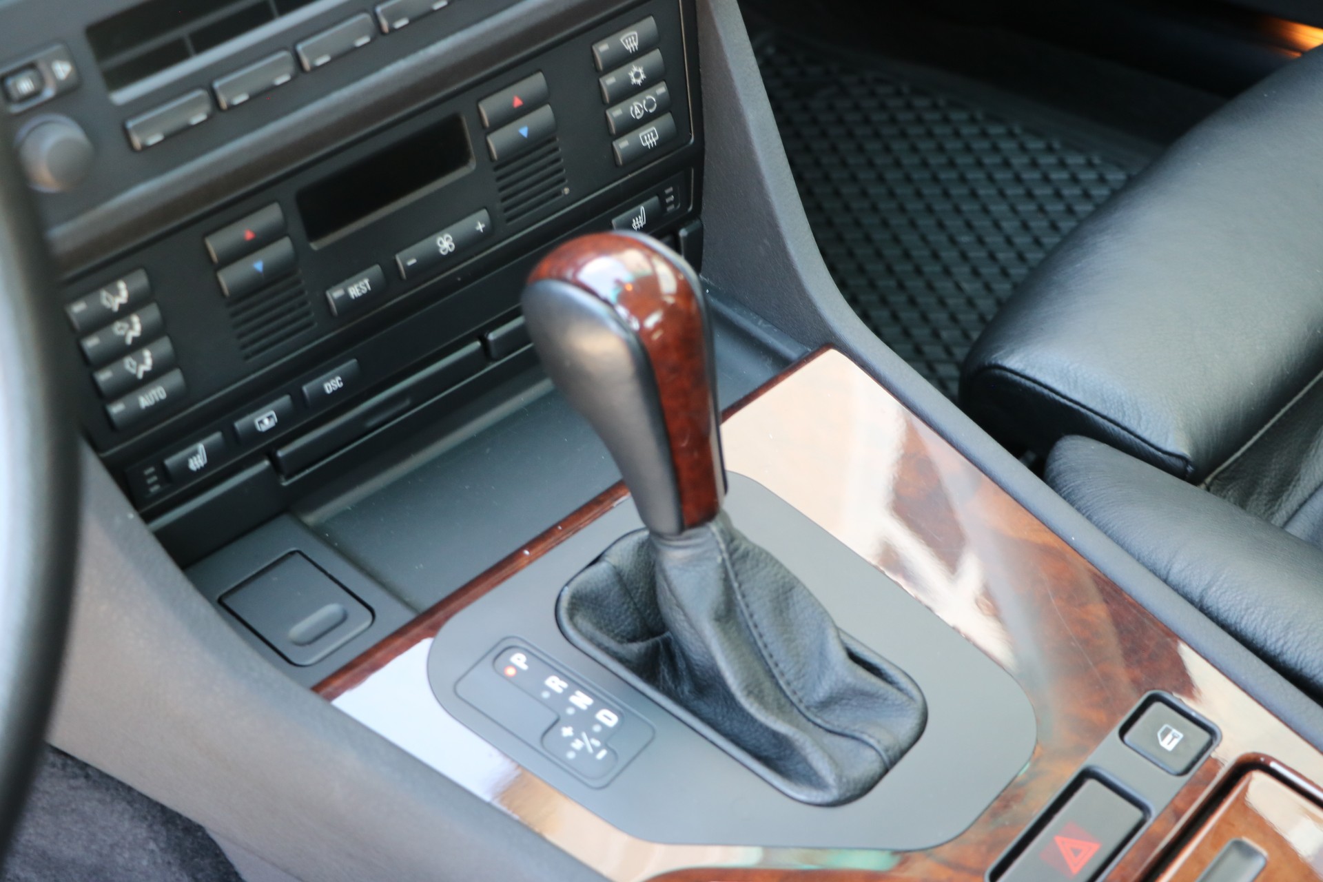 BMW 540i-image-13