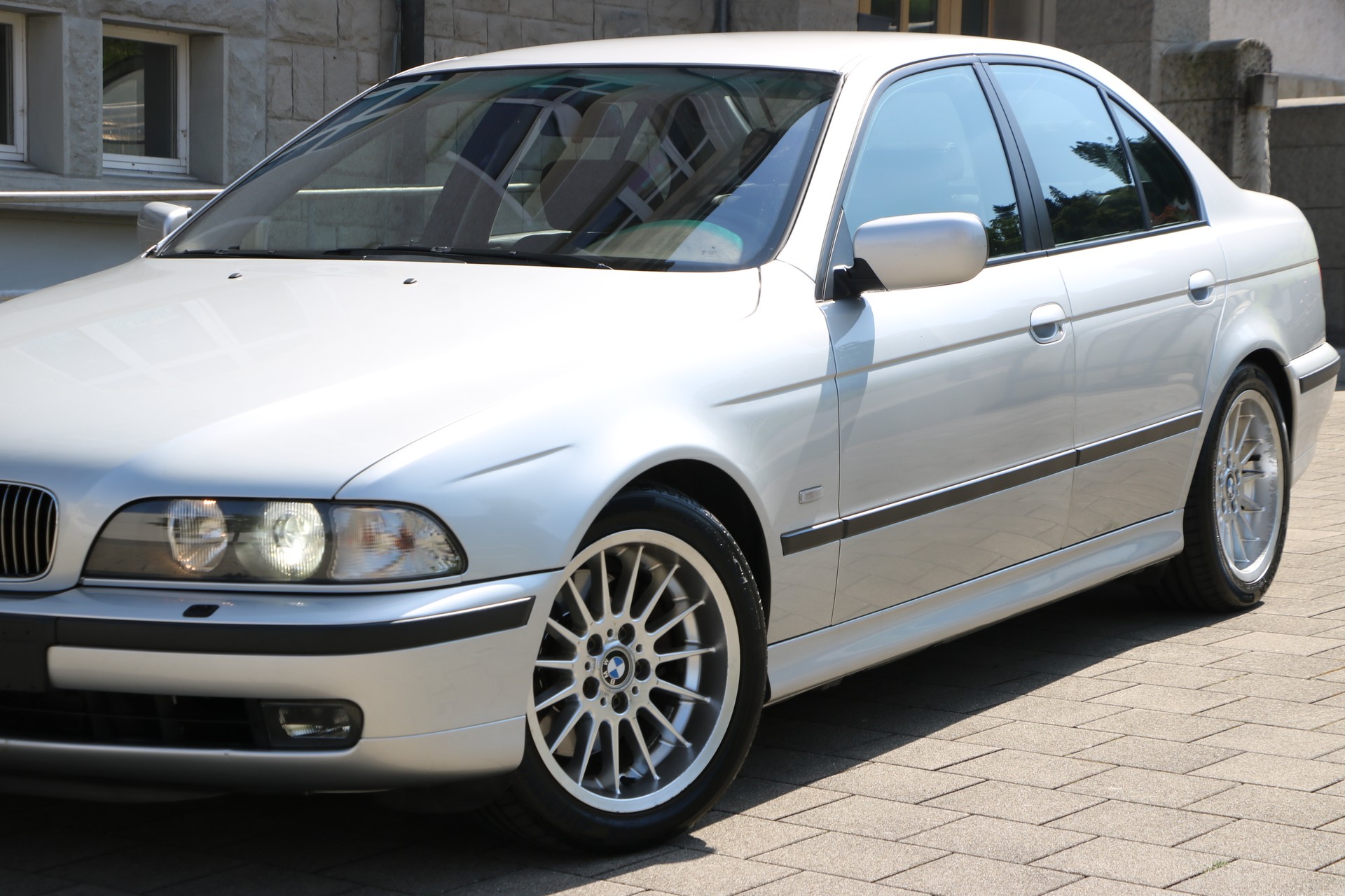 BMW 540i-image-6