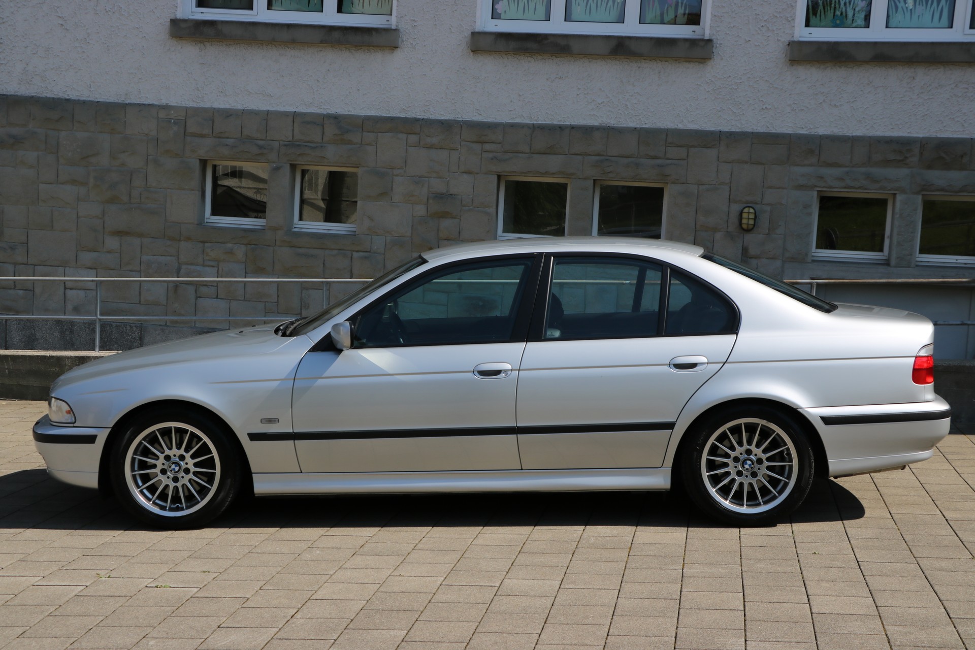 BMW 540i-image-3