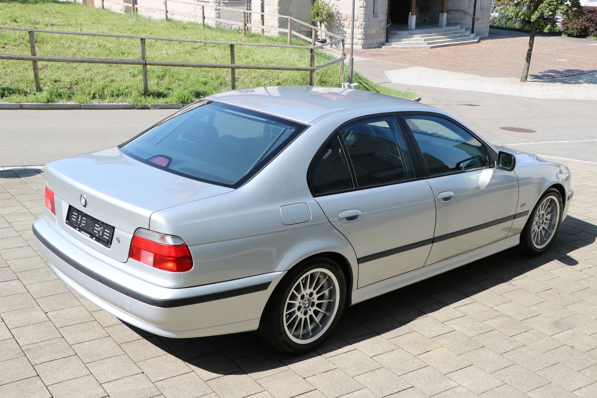 BMW 540i-image-5