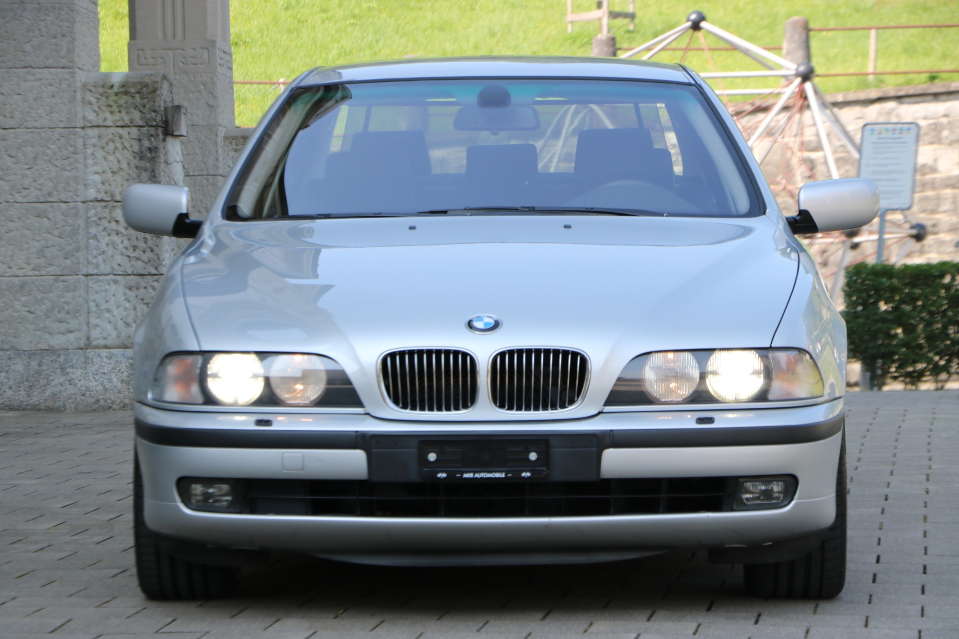 BMW 540i-image-7