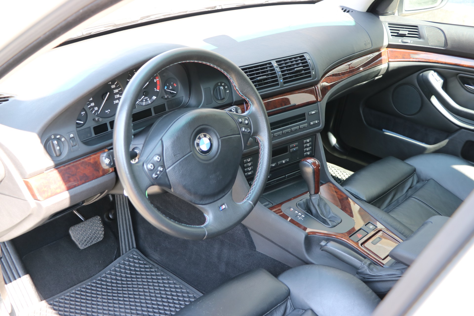 BMW 540i-image-12