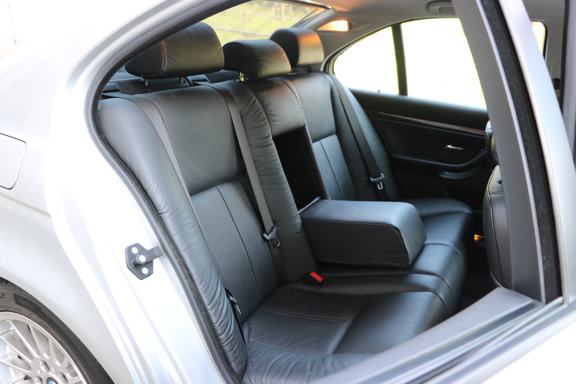 BMW 540i-image-10
