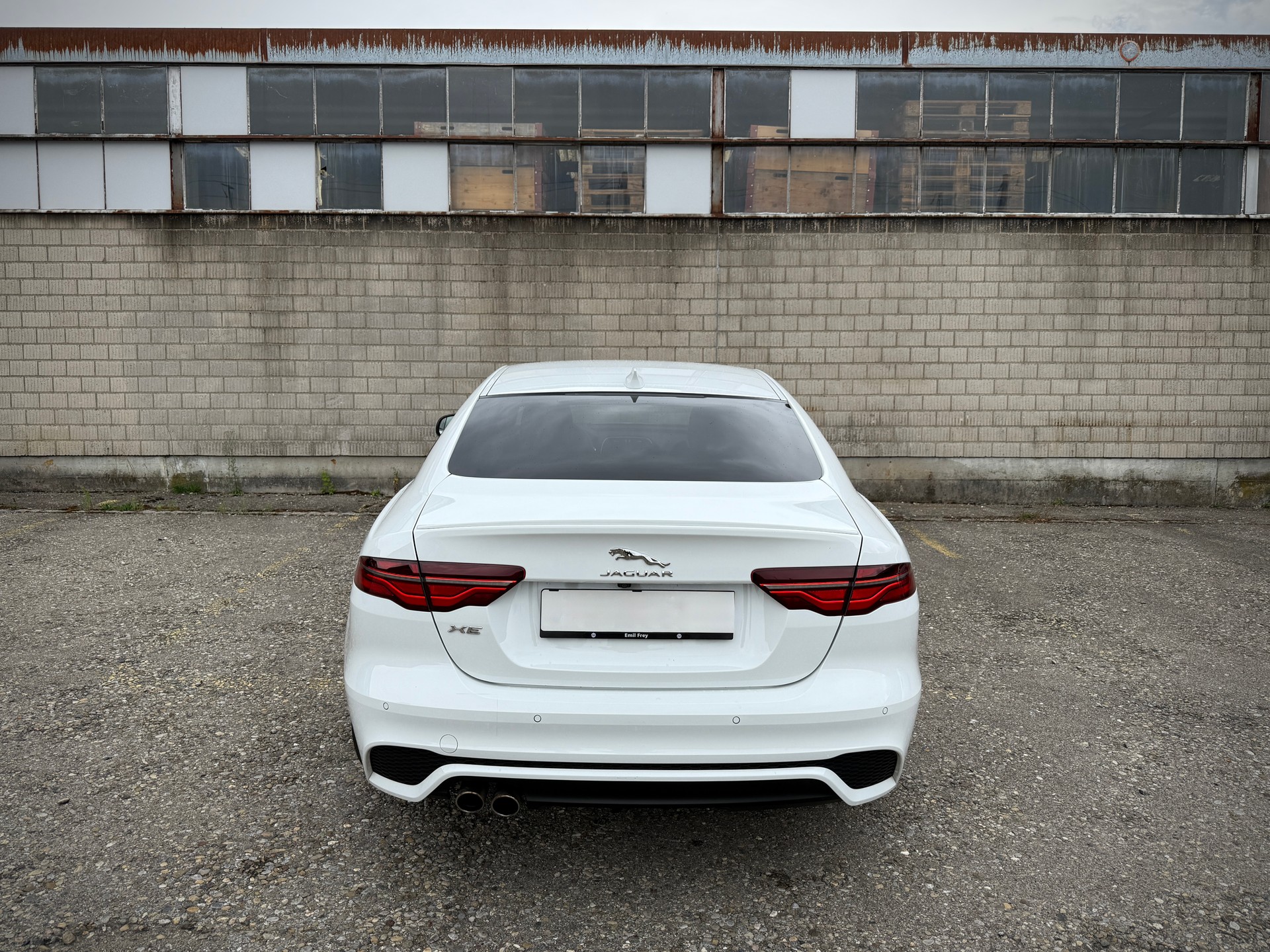 JAGUAR XE 2.0d R-Dynamic SE D180 AWD Automat-image-3