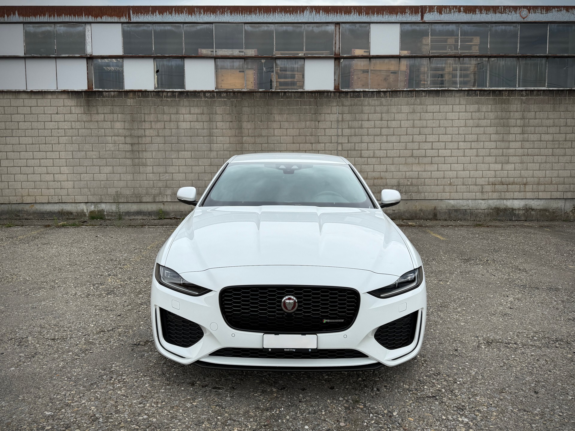 JAGUAR XE 2.0d R-Dynamic SE D180 AWD Automat-image-1