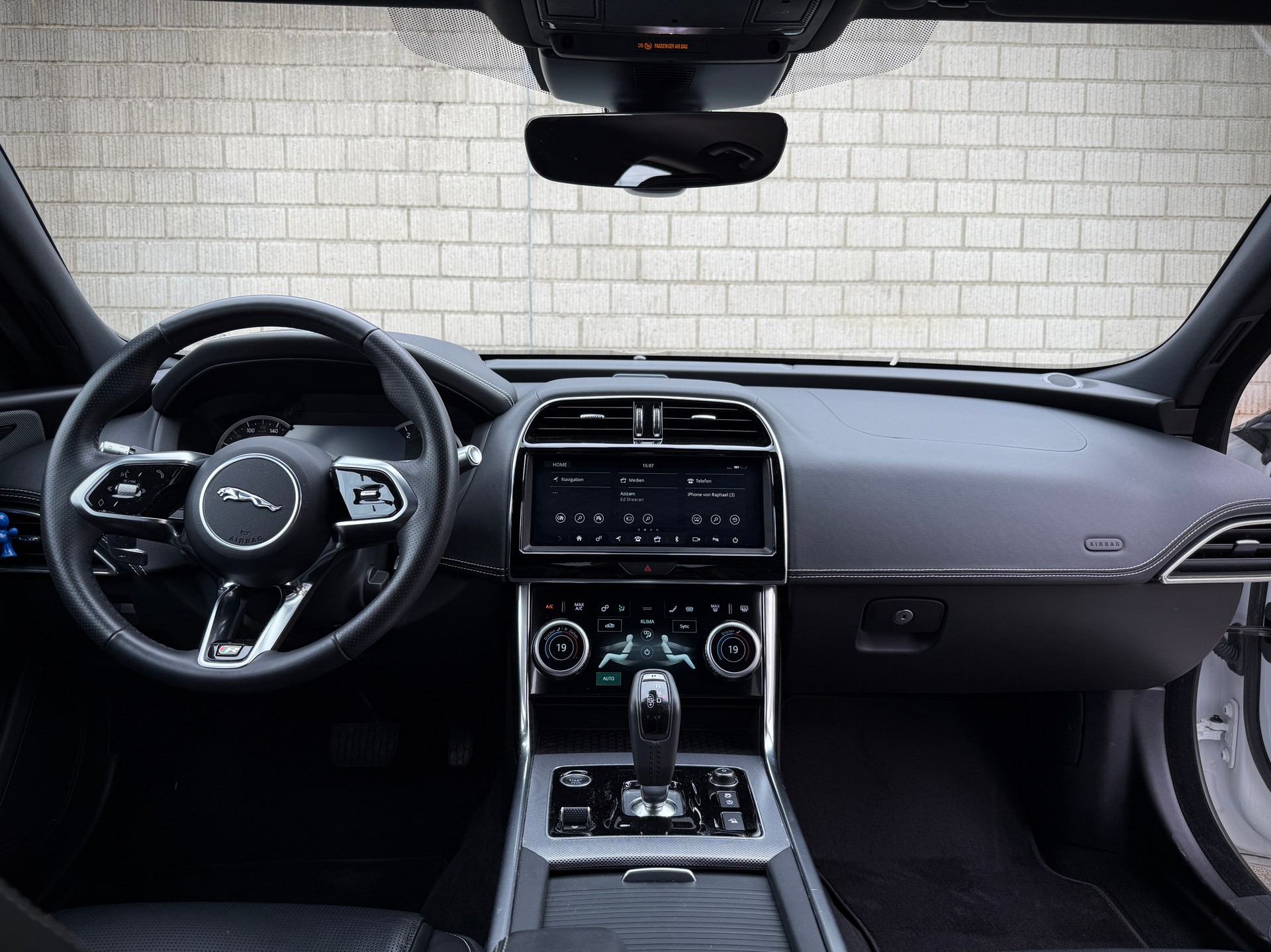 JAGUAR XE 2.0d R-Dynamic SE D180 AWD Automat-image-4