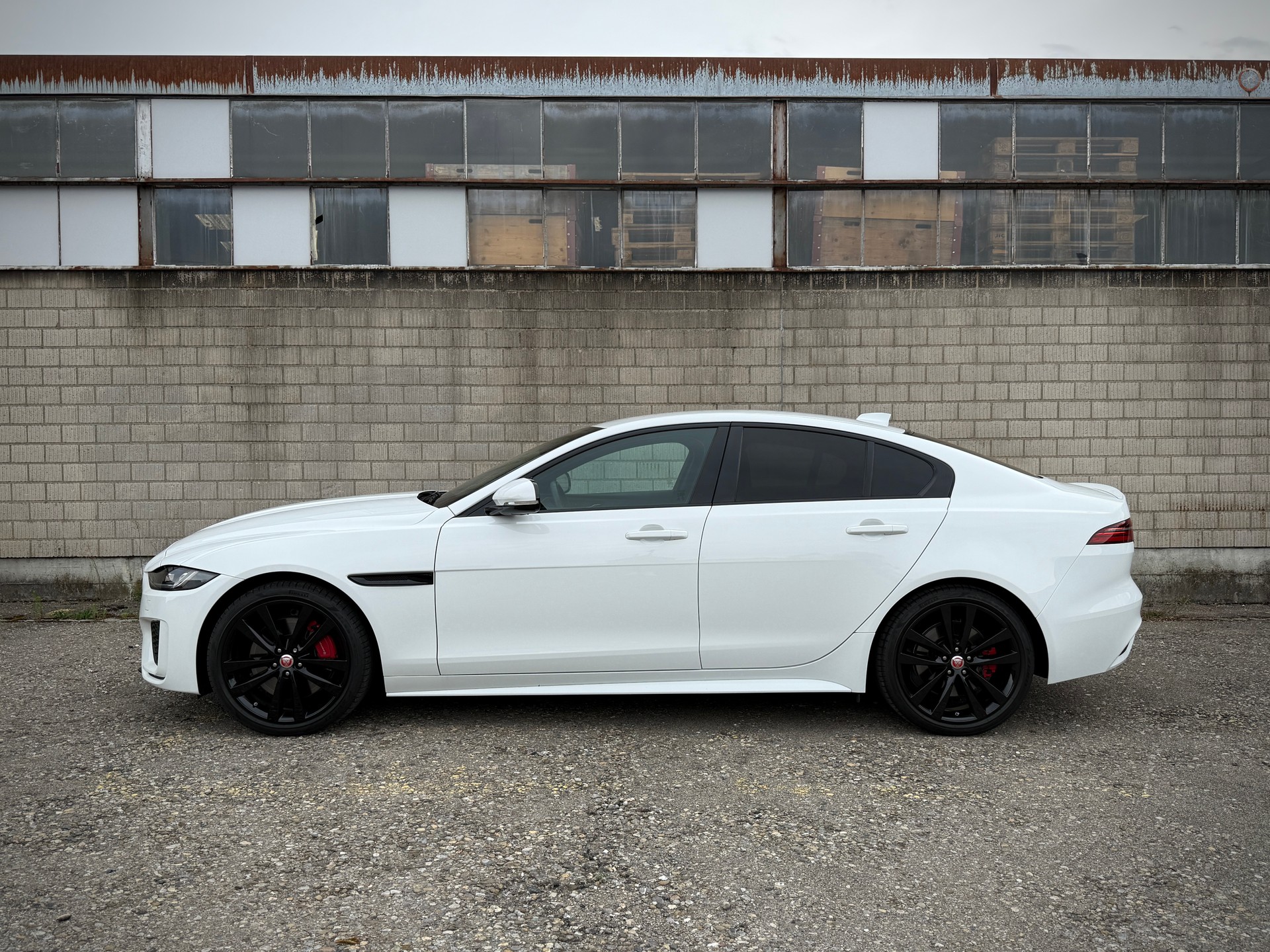 JAGUAR XE 2.0d R-Dynamic SE D180 AWD Automat-image-2