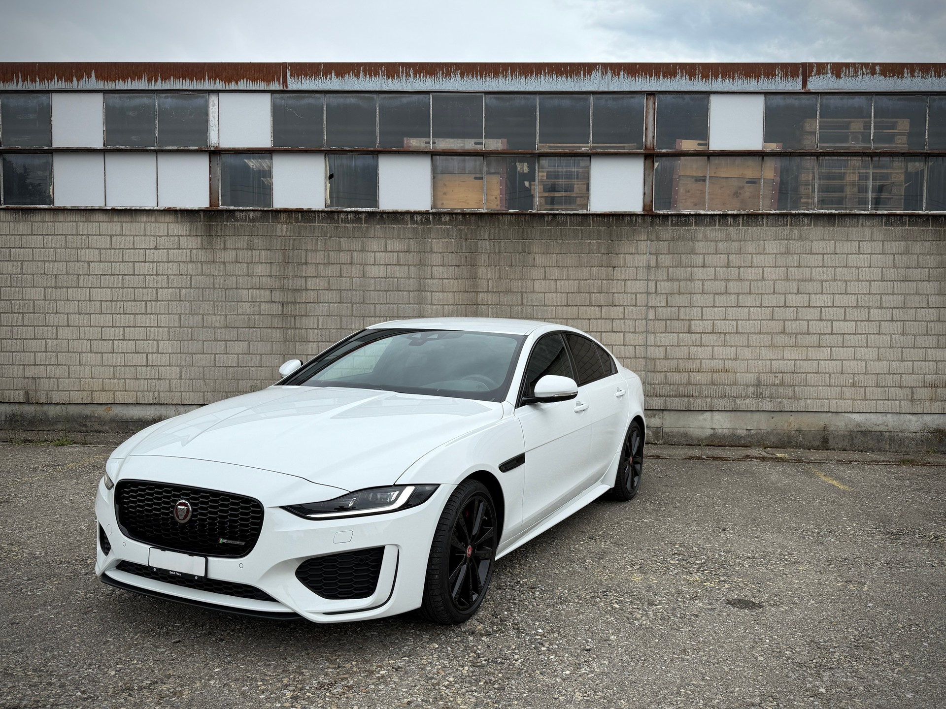 JAGUAR XE 2.0d R-Dynamic SE D180 AWD Automat-image-0