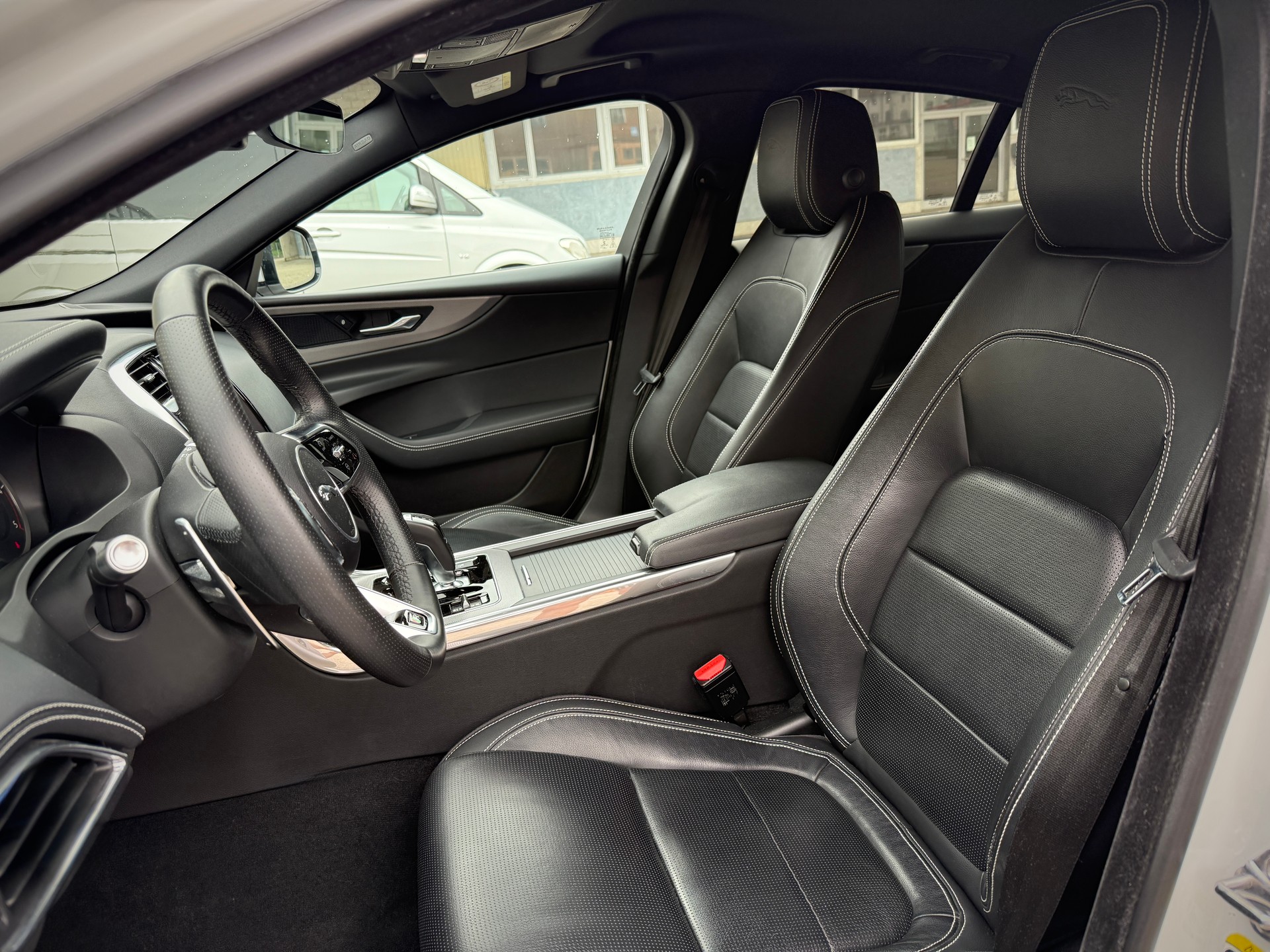 JAGUAR XE 2.0d R-Dynamic SE D180 AWD Automat-image-5