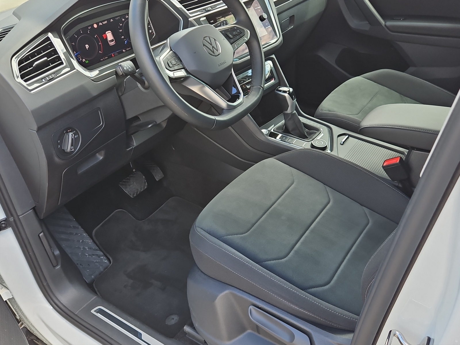 VW Tiguan 2.0TSI Elegance 4Motion DSG-image-9