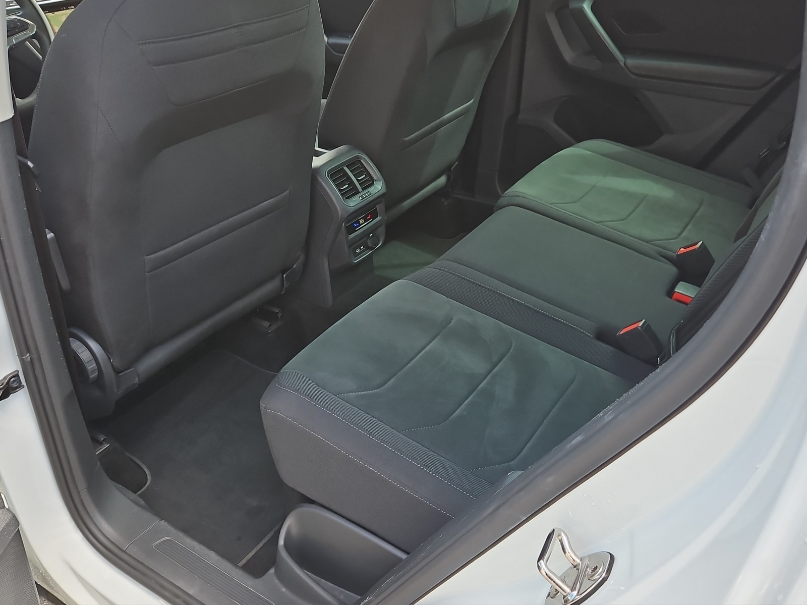VW Tiguan 2.0TSI Elegance 4Motion DSG-image-18