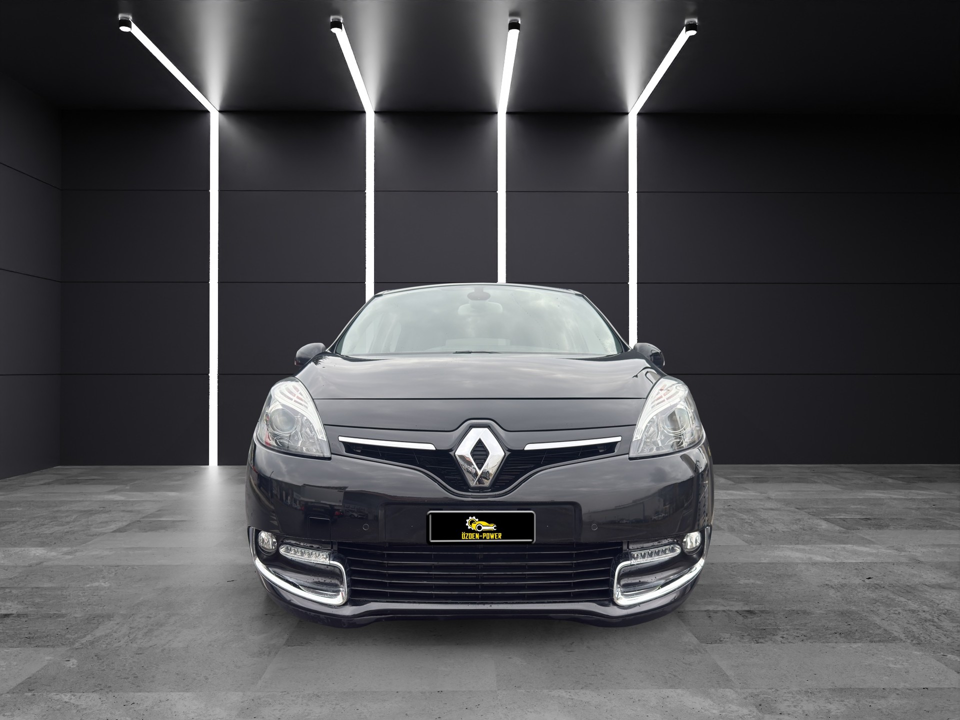 RENAULT EDC / Rückfahrkamera // Bose-showroom-element-1