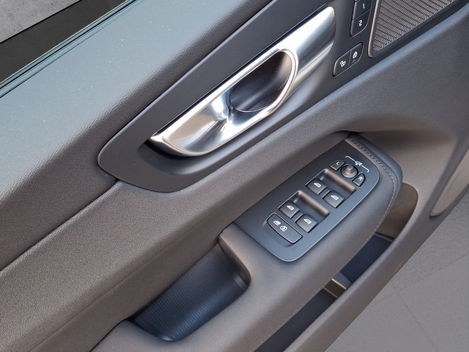 VOLVO XC60 T6 eAWD PluginHybrid Plus Dark Geartronic-image-8
