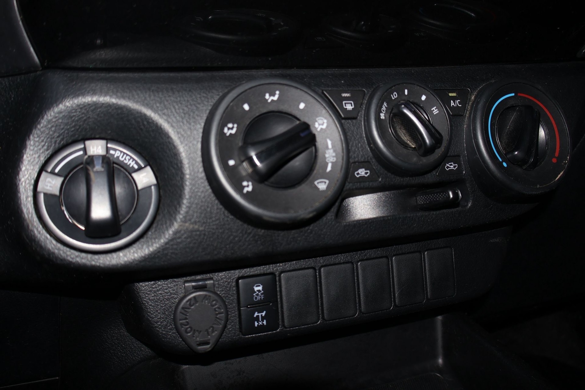 TOYOTA Hilux 2.4D-4D Comfort Single Cab 4x4-image-9