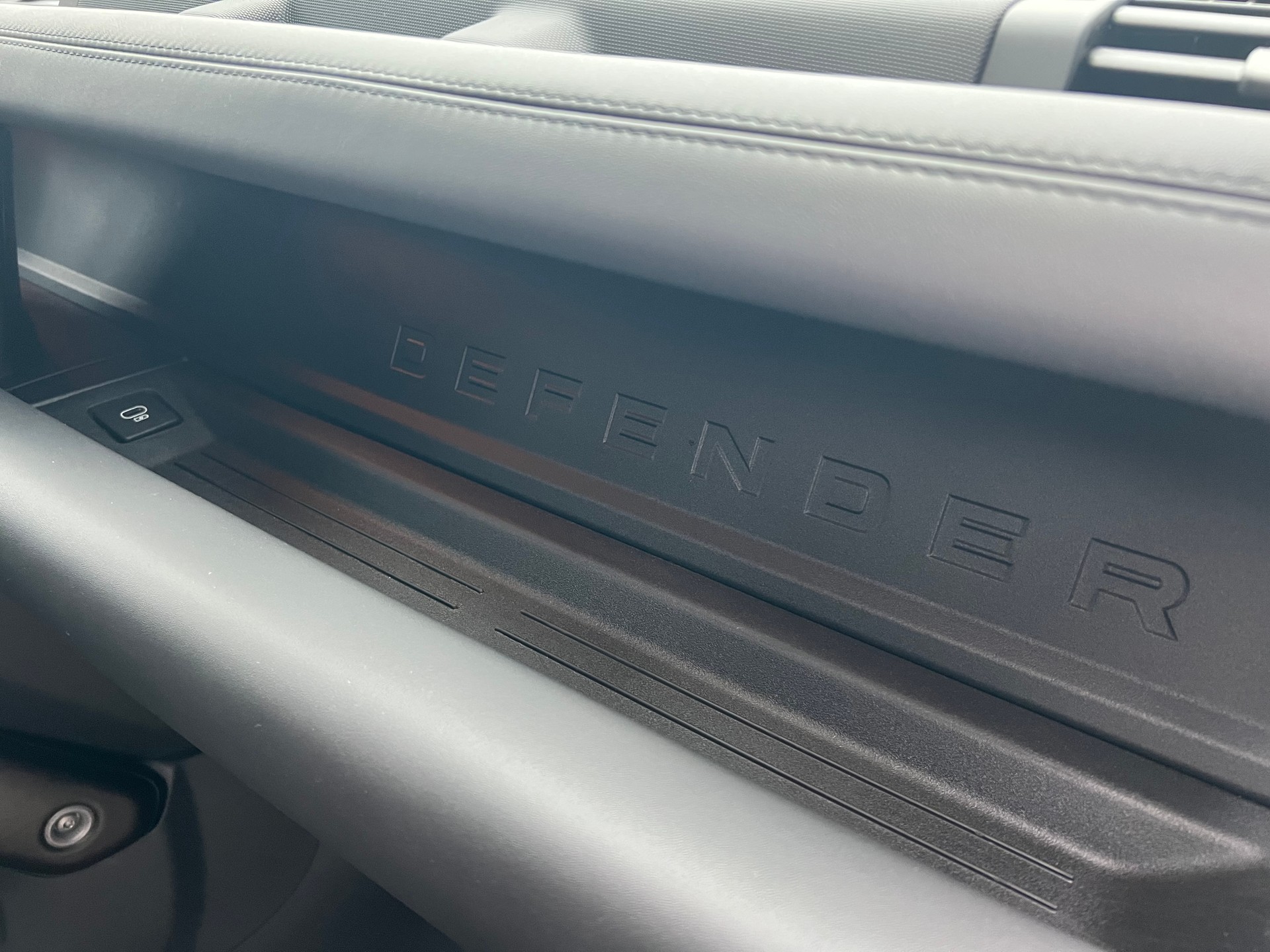 LAND ROVER Defender 110 525 V8 5.0 AT8-image-22