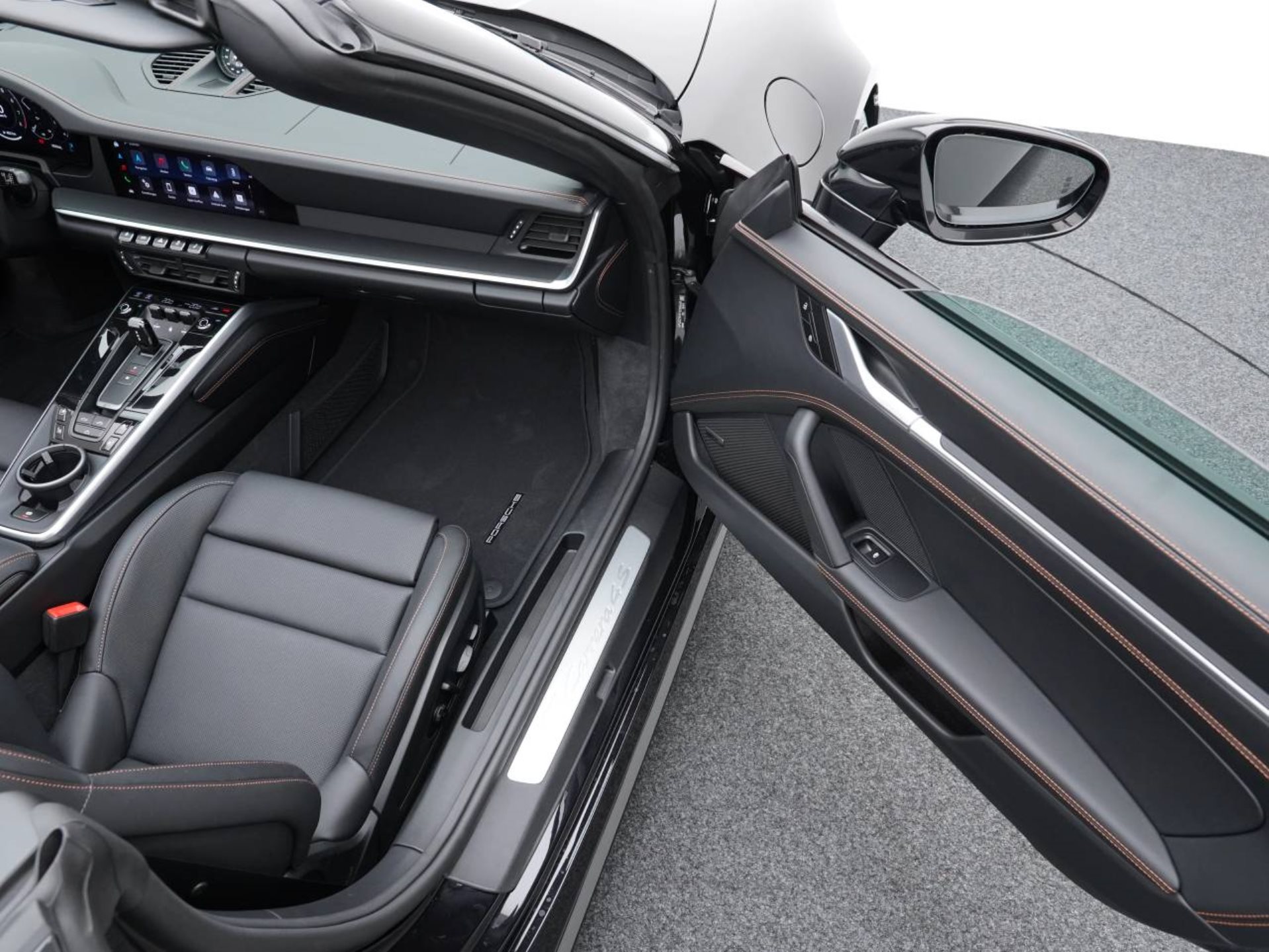 PORSCHE 911 Carrera 4S Cabriolet-image-24