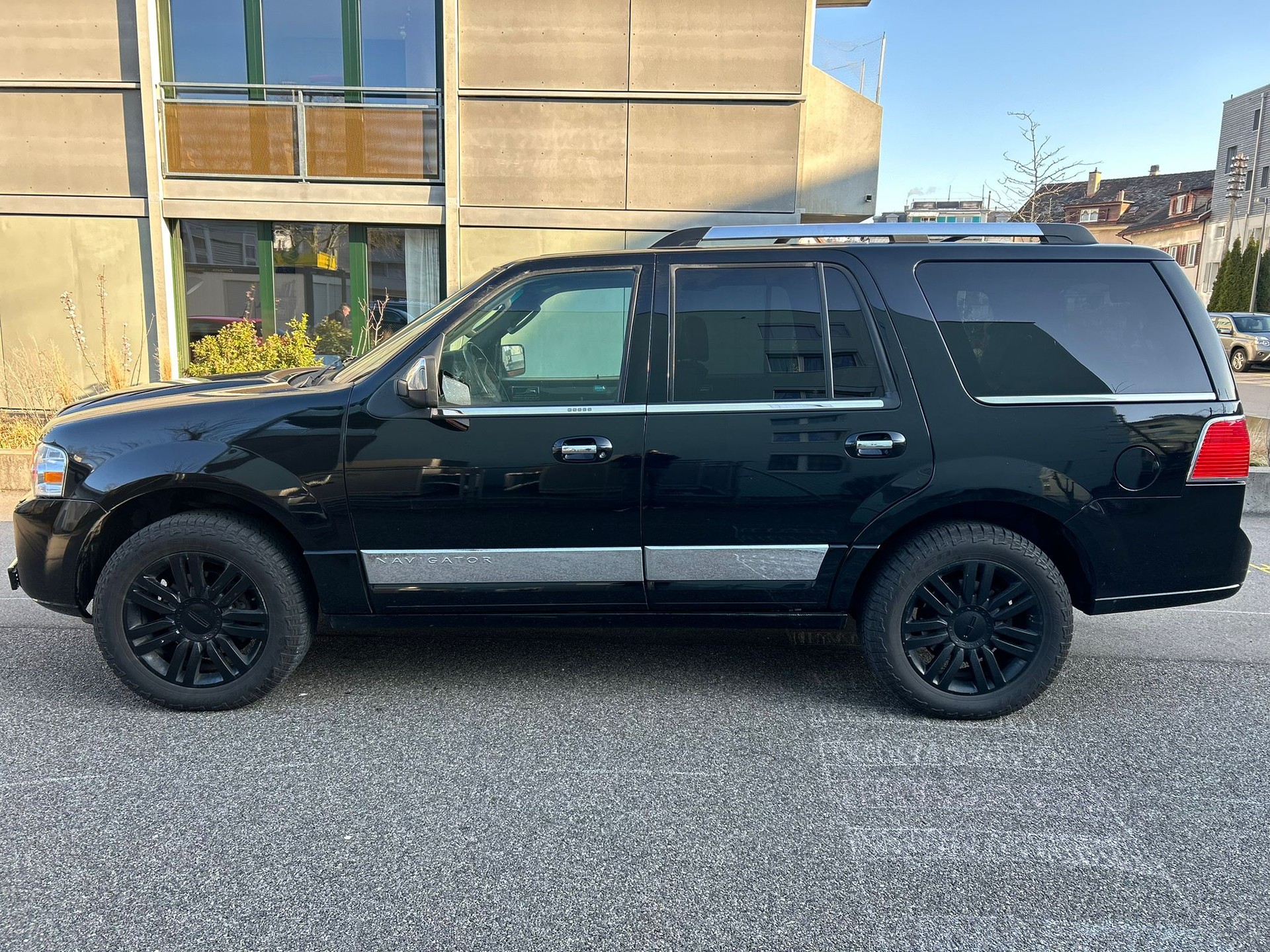 LINCOLN Navigator-showroom-element-2