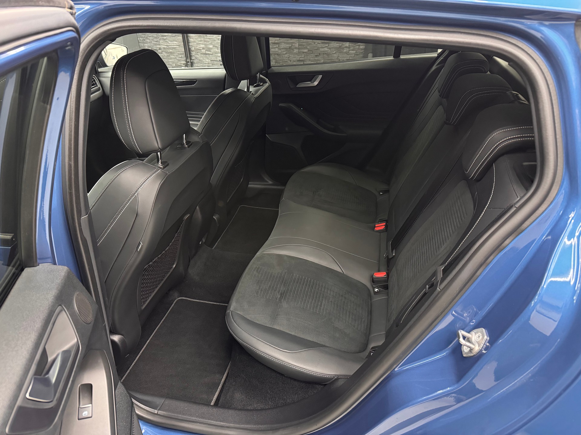 FORD Focus ST 2.3 Styling Paket Automat-image-12
